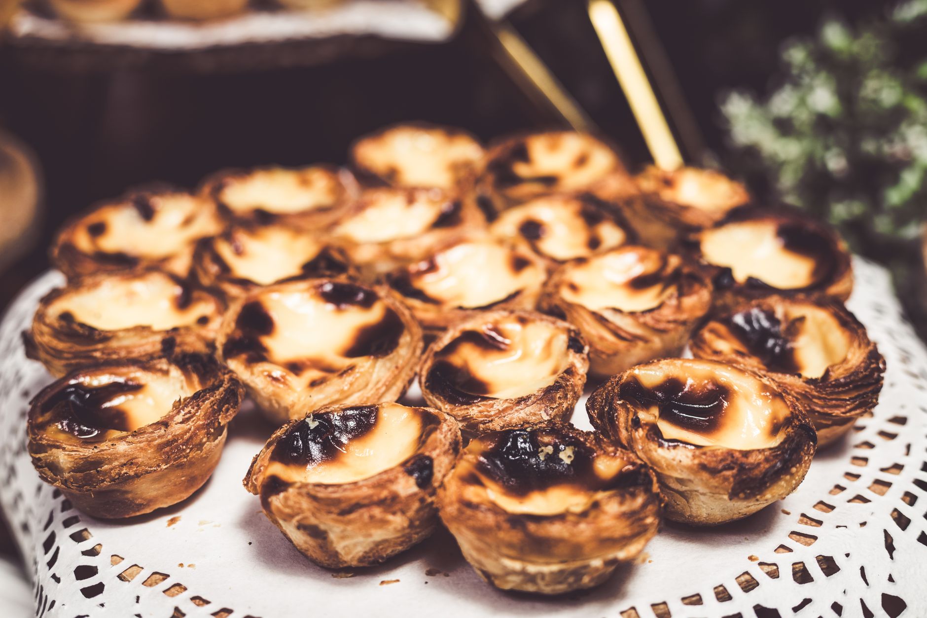 Talíř portugalských pastéis de nata, smetanových košíčků se skořicí