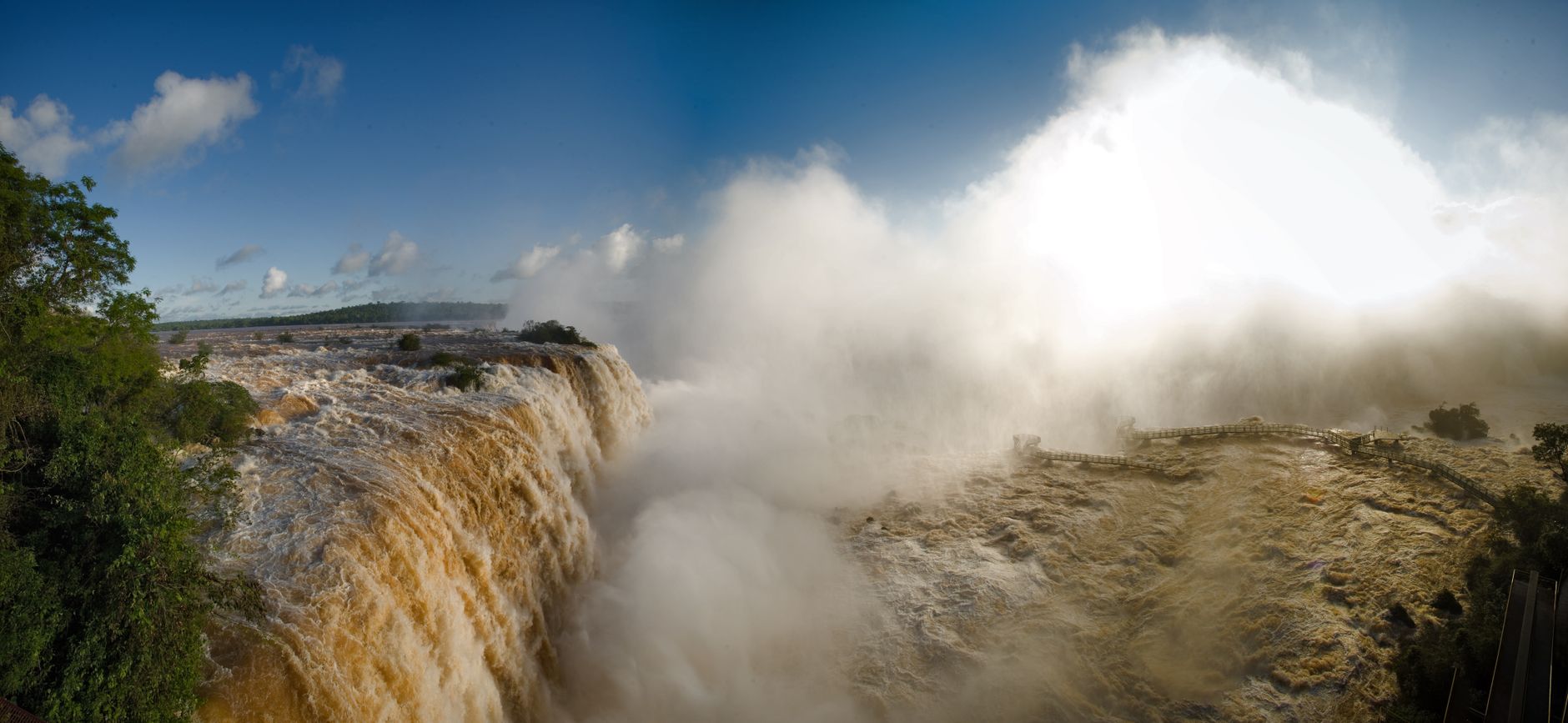 Panorama vodopádů Iguazú s mohutnými kaskádami a tropickým pralesem v argentinském národním parku