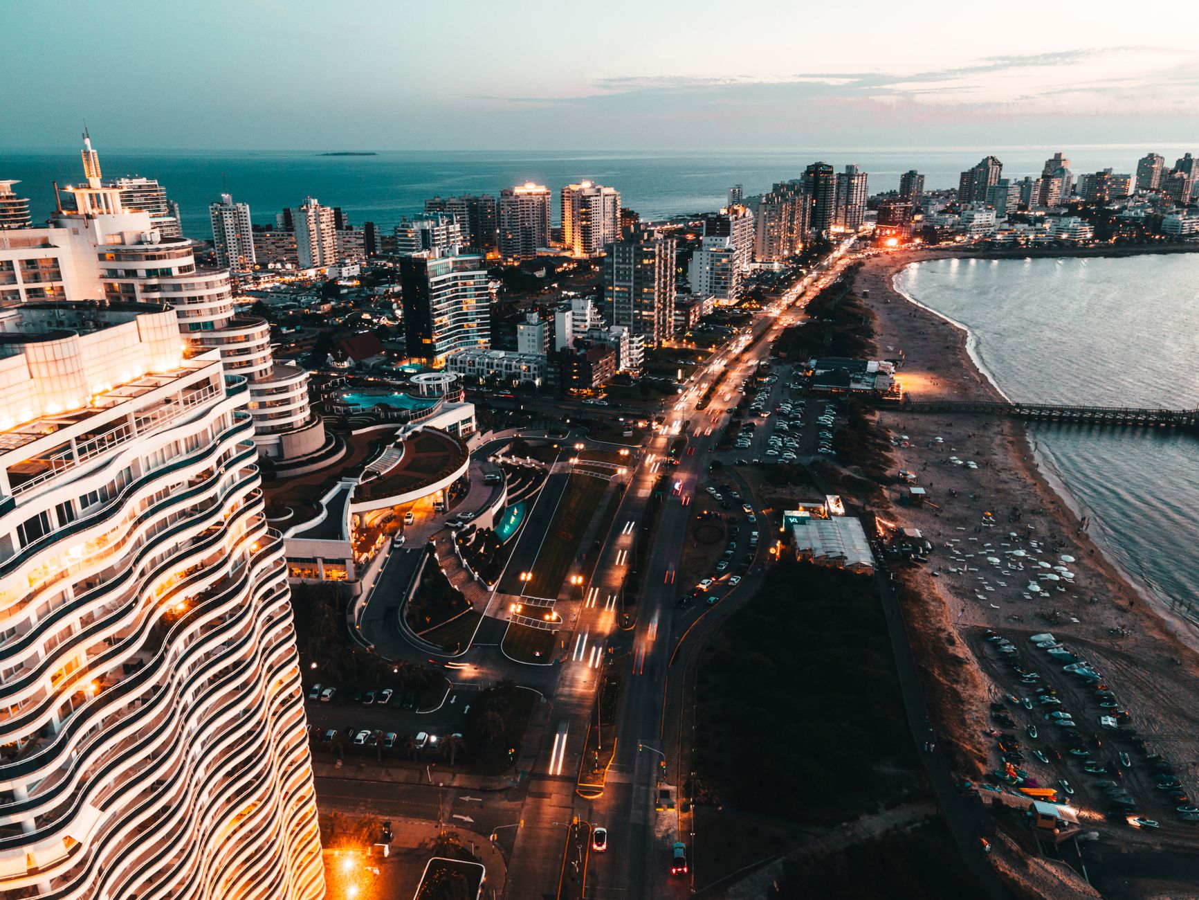Panorama poloostrova Punta del Este s mrakodrapy a přístavem podél atlantického pobřeží Uruguaye