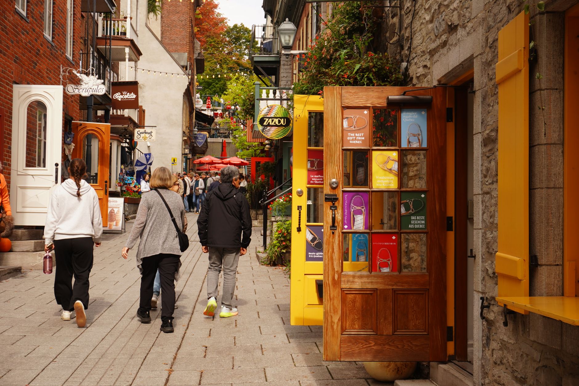 Dlážděná ulička Quartier Petit-Champlain v Dolním Městě Quebec City s historickými kamennými domy