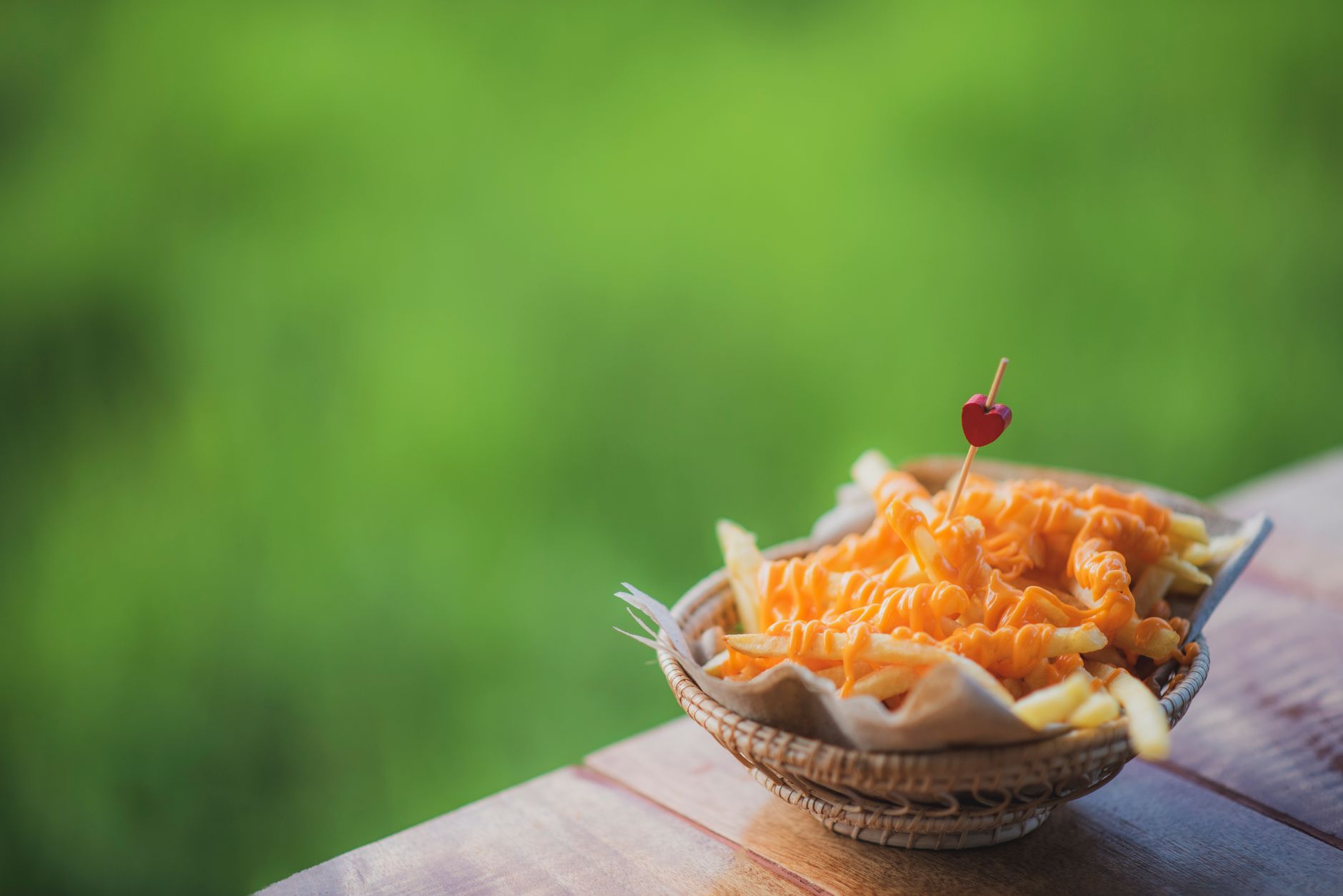 Talíř quebecké poutine, hranolky se sýrovými tvarůžky a hnědou omáčkou