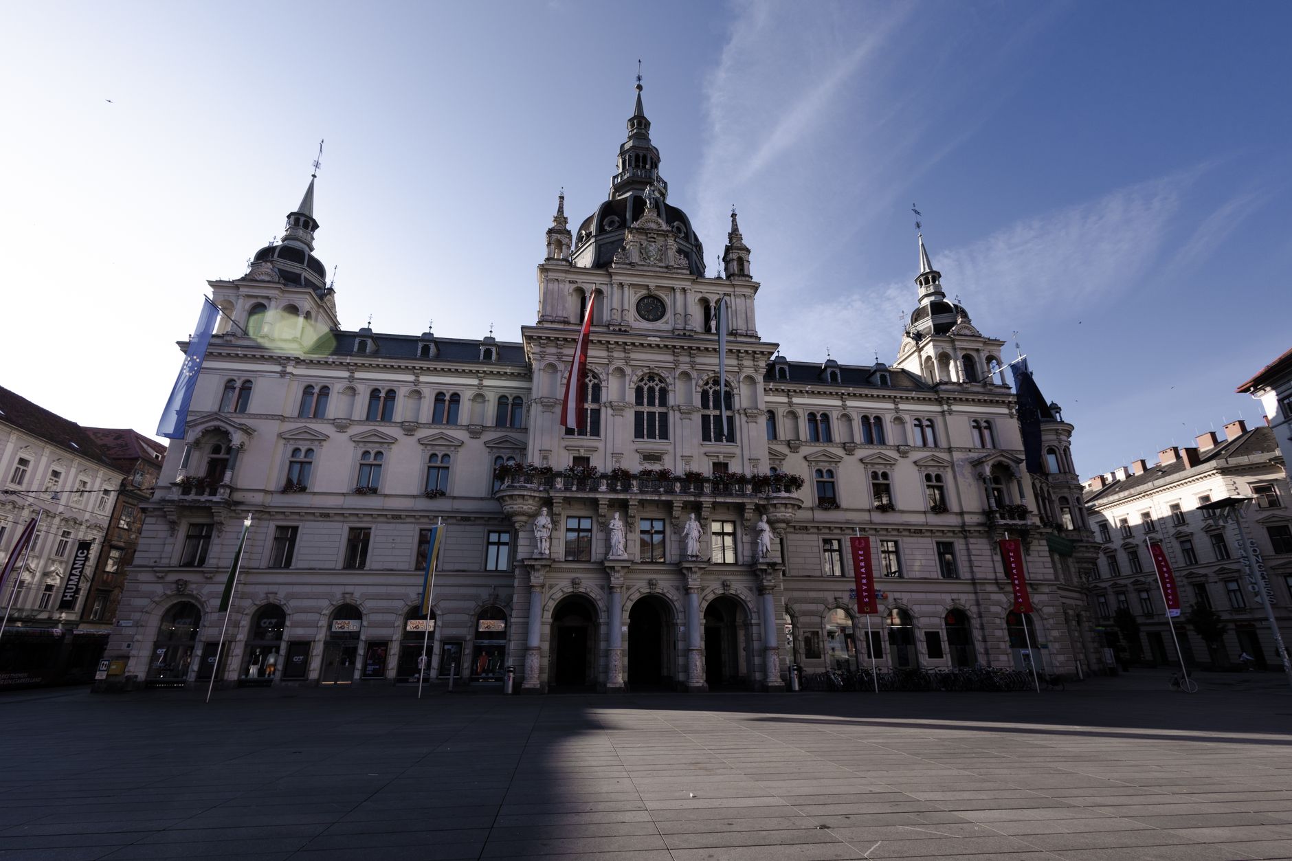 Renesanční náměstí Hauptplatz v Retzu s historickými domy, sloupem a radniční věží