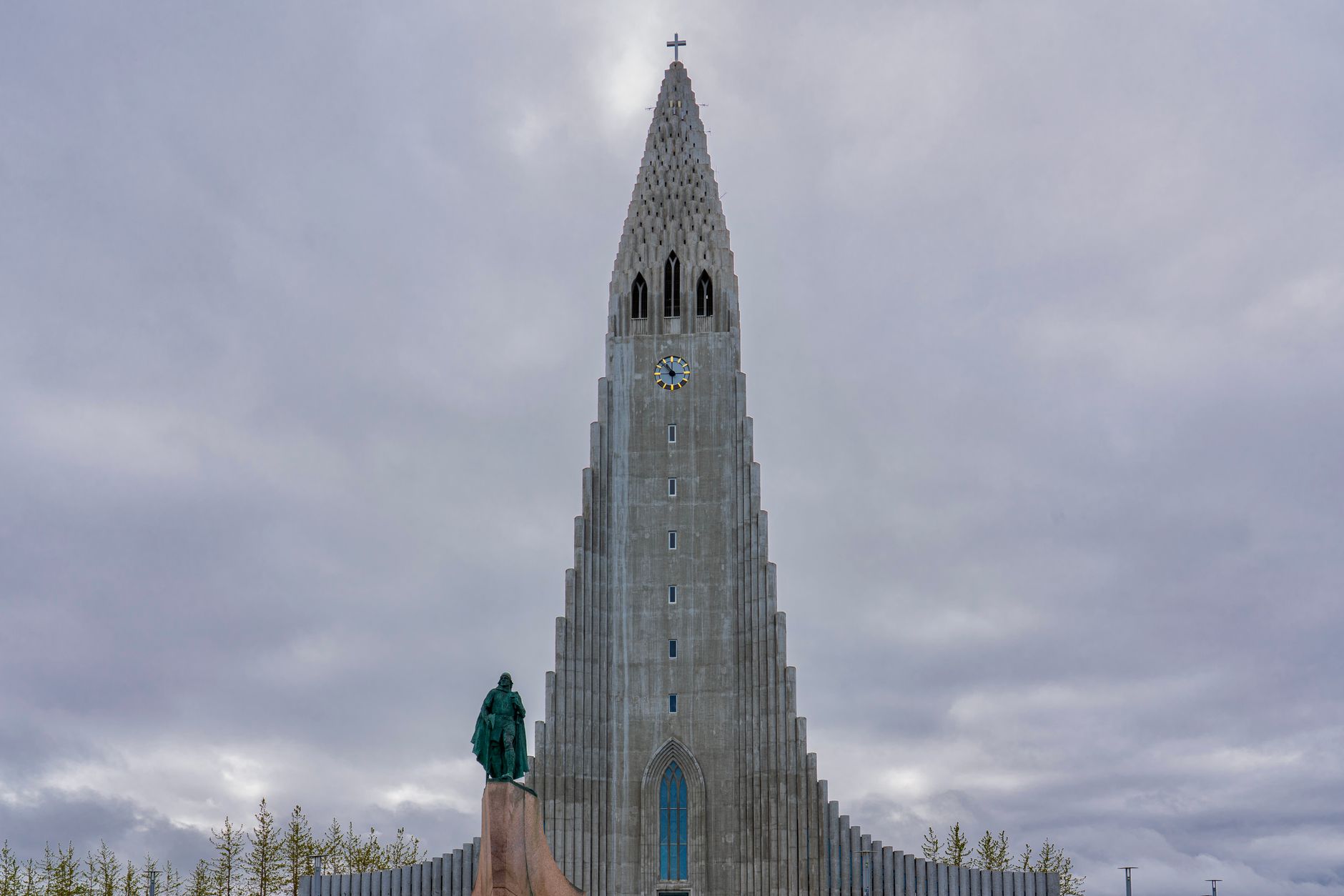 Kostel Hallgrímskirkja v Reykjavíku, betonová věž inspirovaná čedičovými sloupy