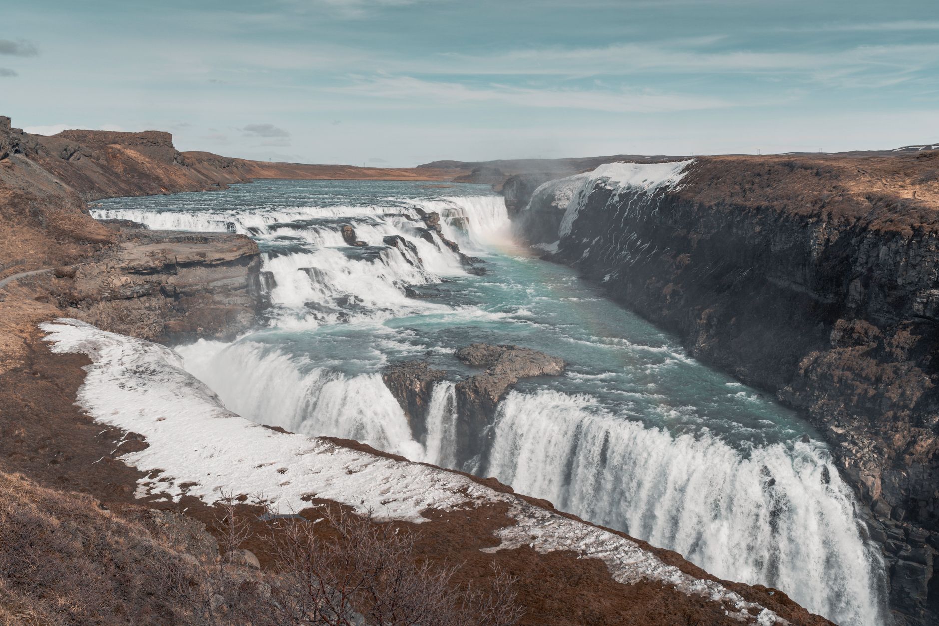 Vodopád Gullfoss na Zlatém okruhu na Islandu padající ve dvou stupních do kaňonu