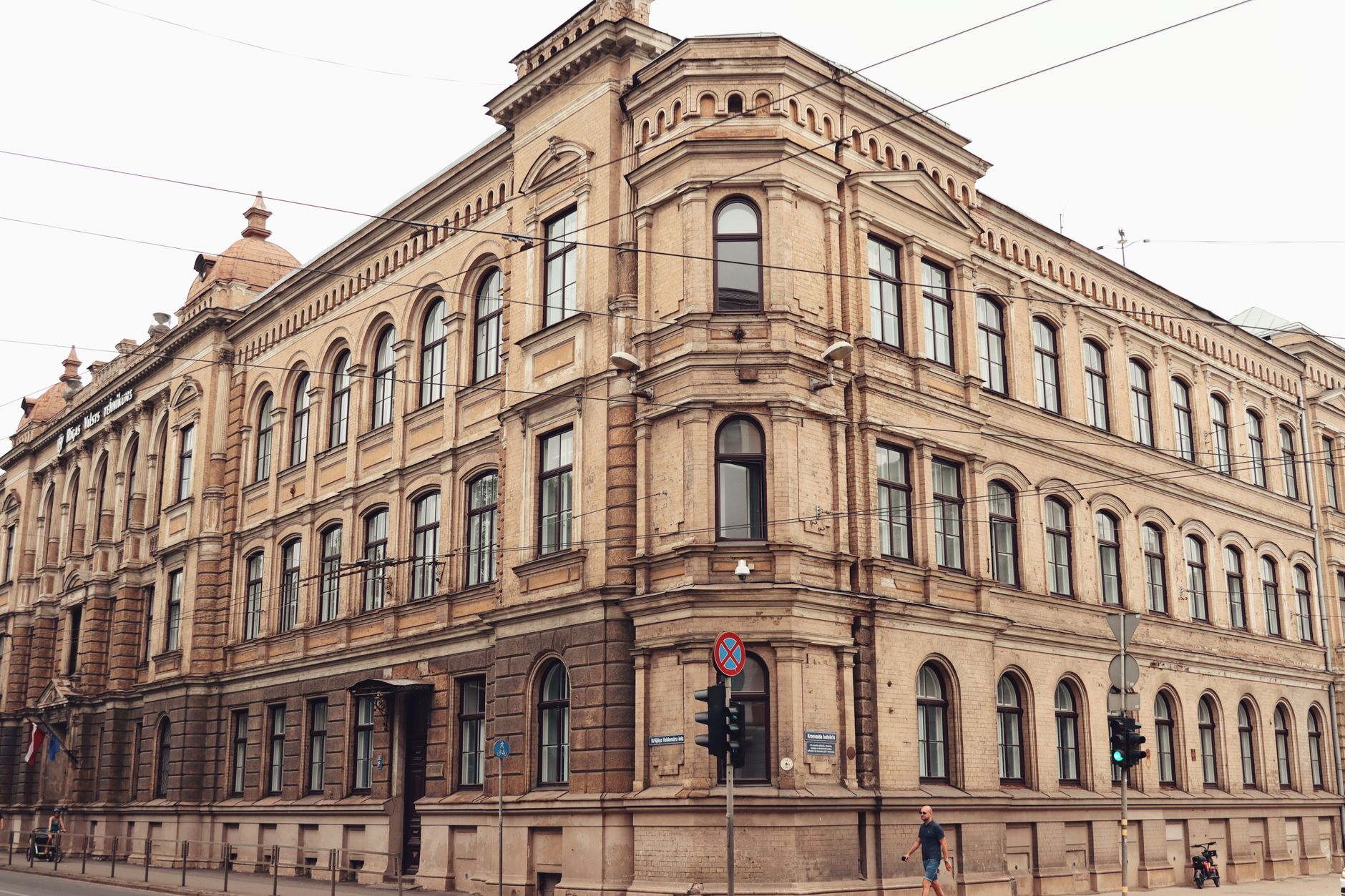 Tři historické domy Tři bratři v úzké uličce starého města v Rize