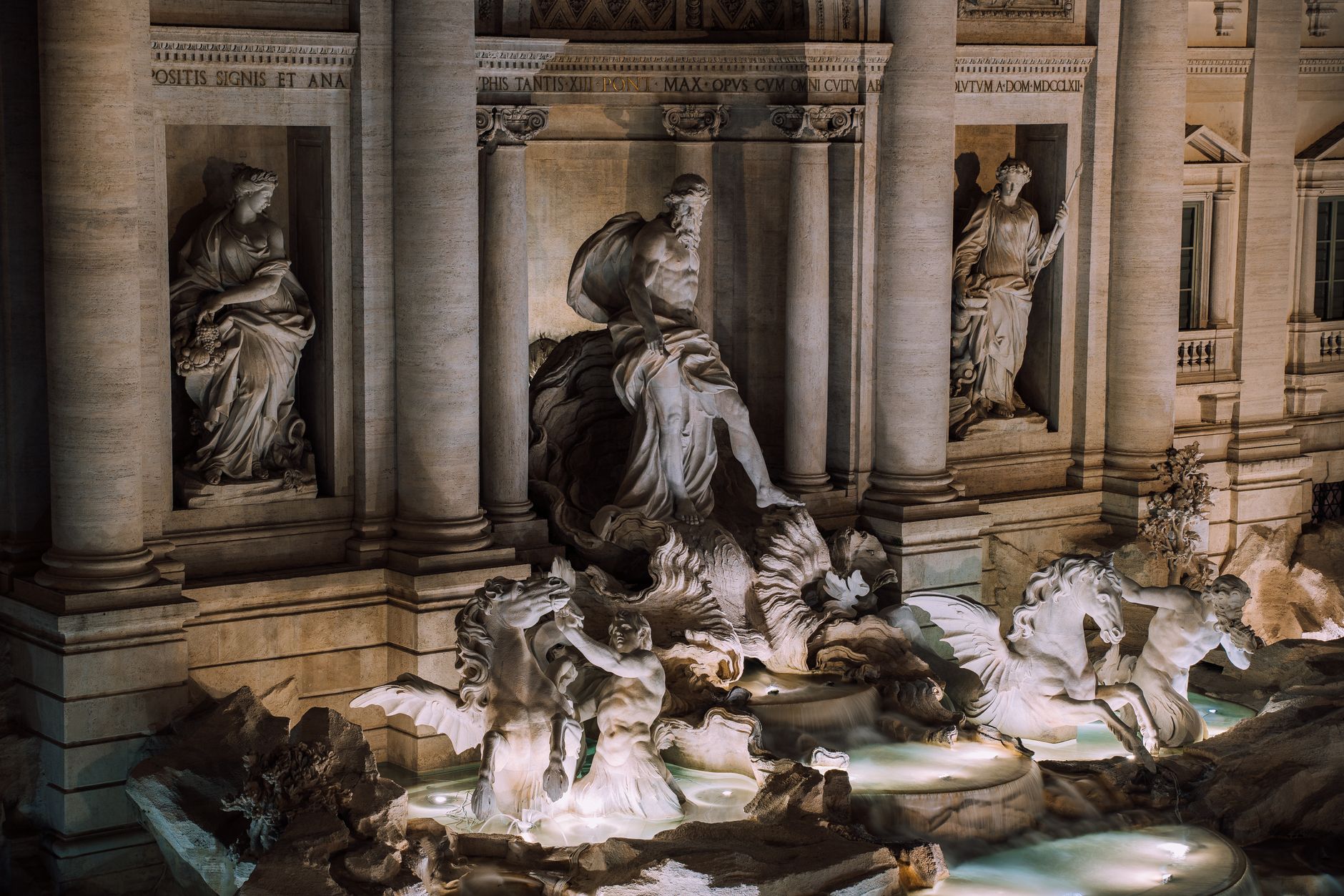 Fontána di Trevi v Římě s barokními sochami a tyrkysovou vodou