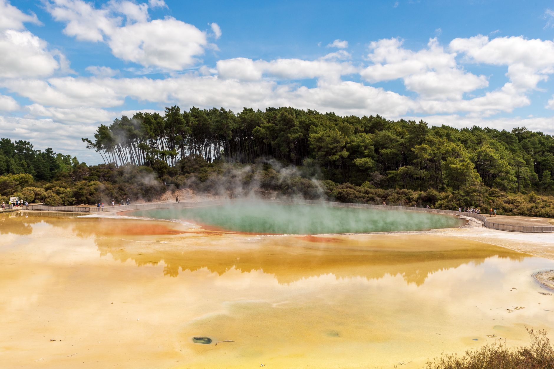 Oranžovo-zelené geotermální jezírko Champagne Pool v parku Wai-O-Tapu u Rotorua