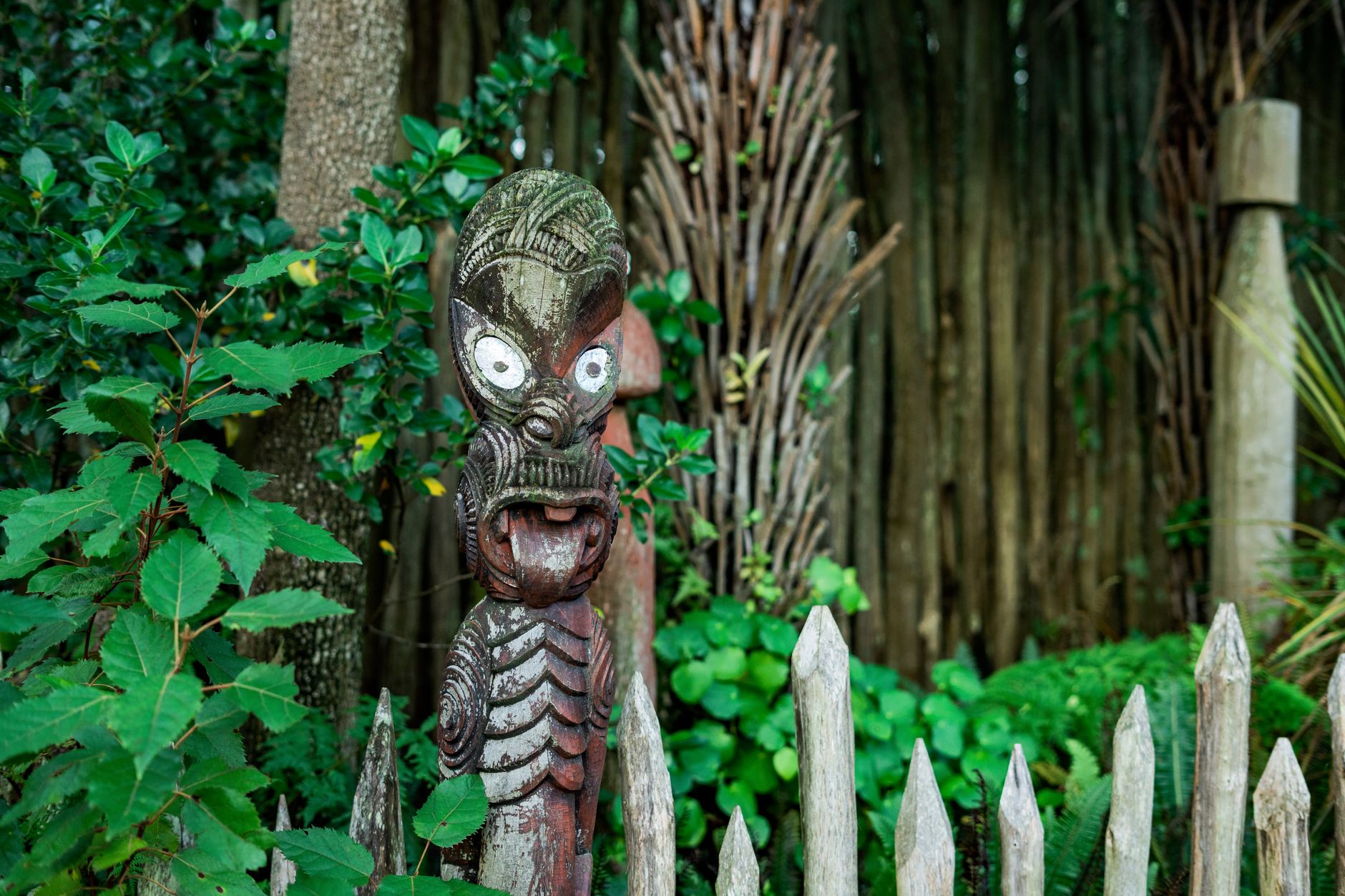 Vyřezávaná maorská brána marae s tradičními ornamenty v Rotorua