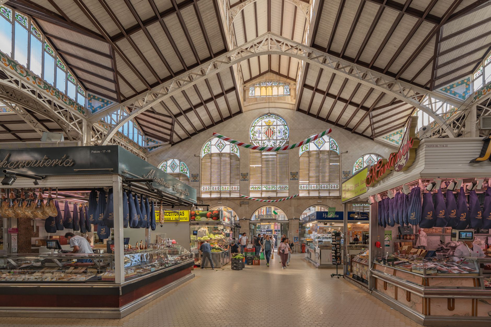 Vnitřek tržnice Markthal v Rotterdamu s klenutým stropem pokrytým barevnou malbou ovoce a zeleniny