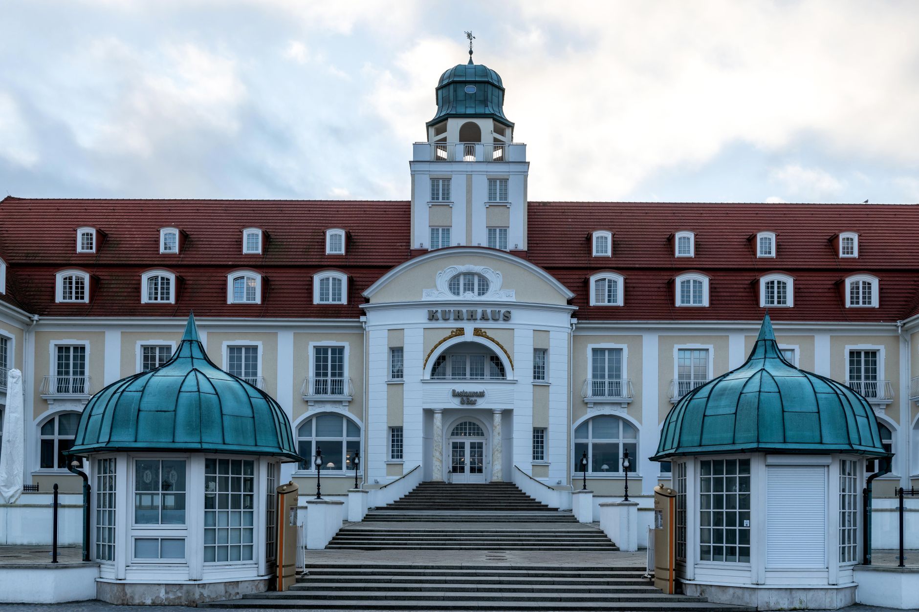 Bílá lázeňská architektura Bäderarchitektur s verandami a balkony v letovisku Binz na Rujáně