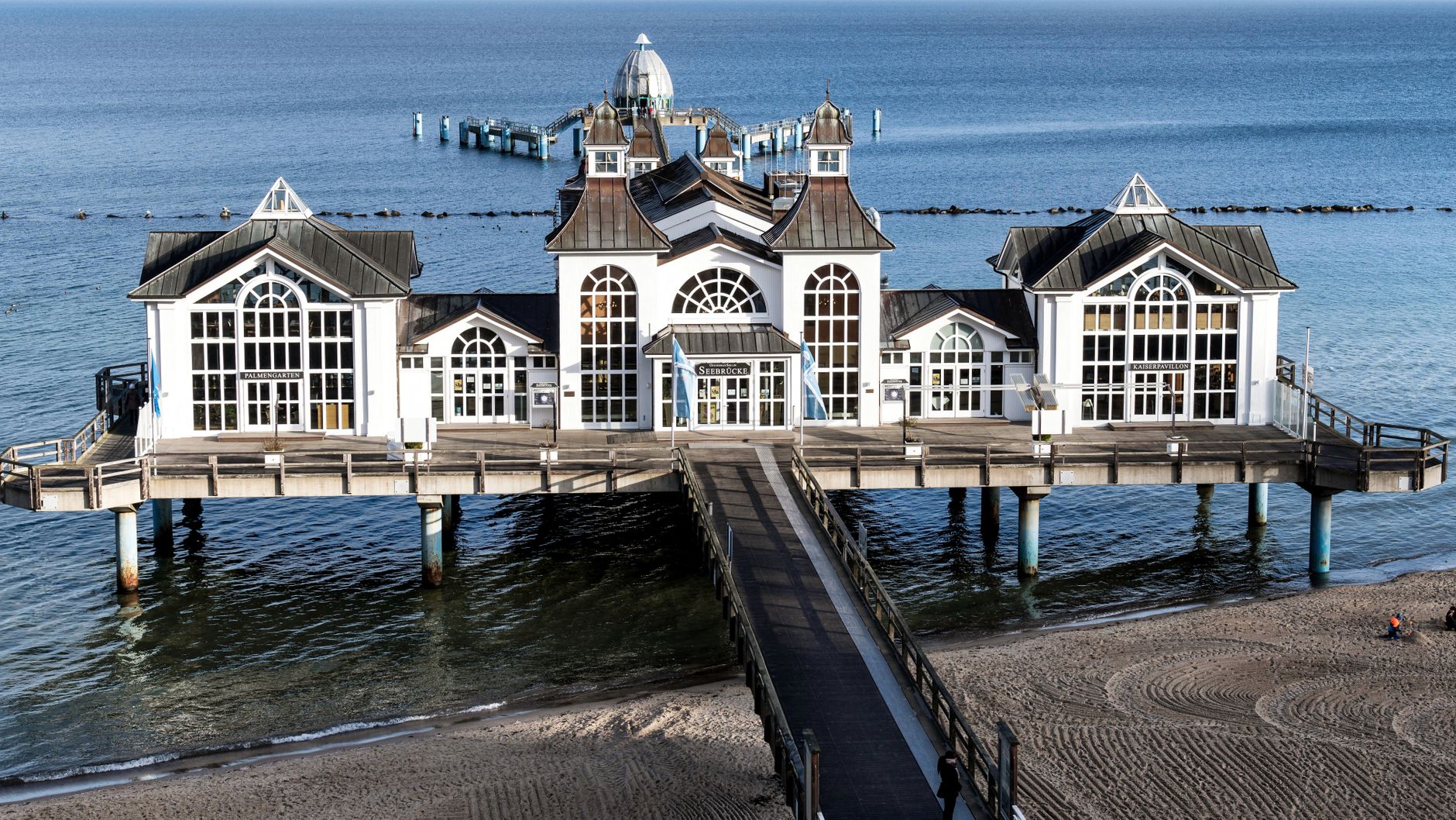 Secesní molo Seebrücke v Sellinu na Rujáně s bílou restaurací na konci nad Baltským mořem