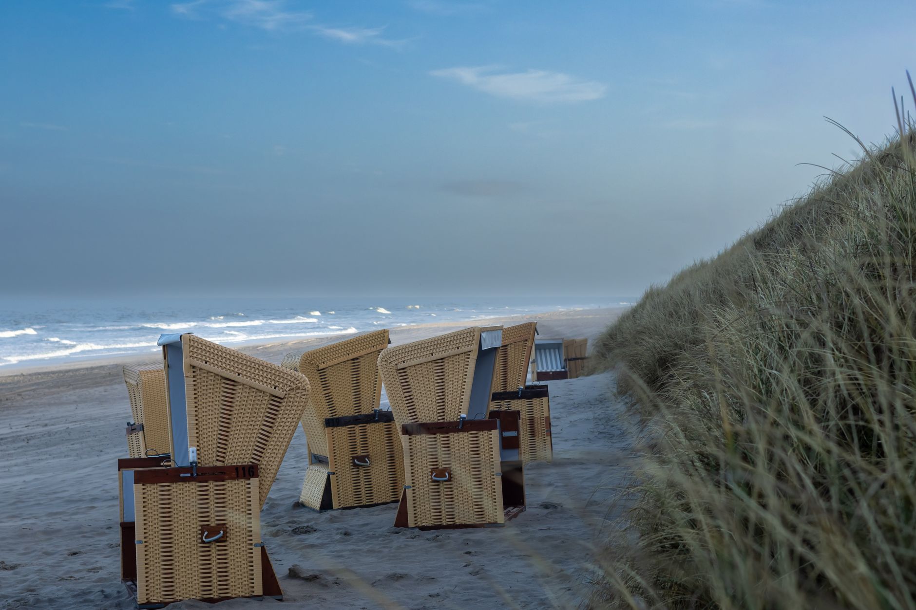 Dlouhá písečná pláž s košíkovými plážovými křesly Strandkorb v letovisku Binz na Rujáně