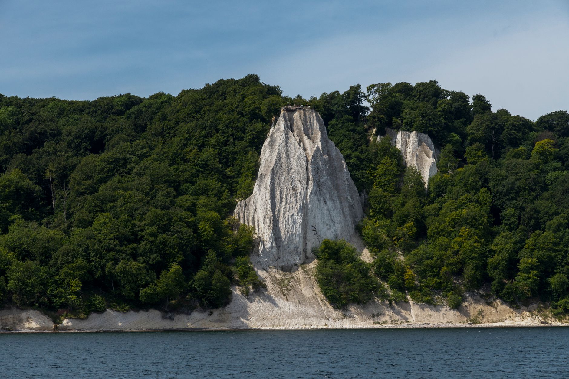 Bílé křídové útesy Königsstuhl na Rujáně spadající do tyrkysového Baltského moře nad bukovým lesem