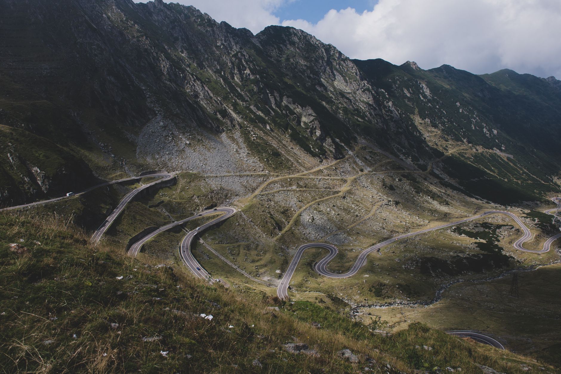 Serpentiny horské silnice Transfagarasan klikatící se přes hřeben Fagarašských hor v Karpatech