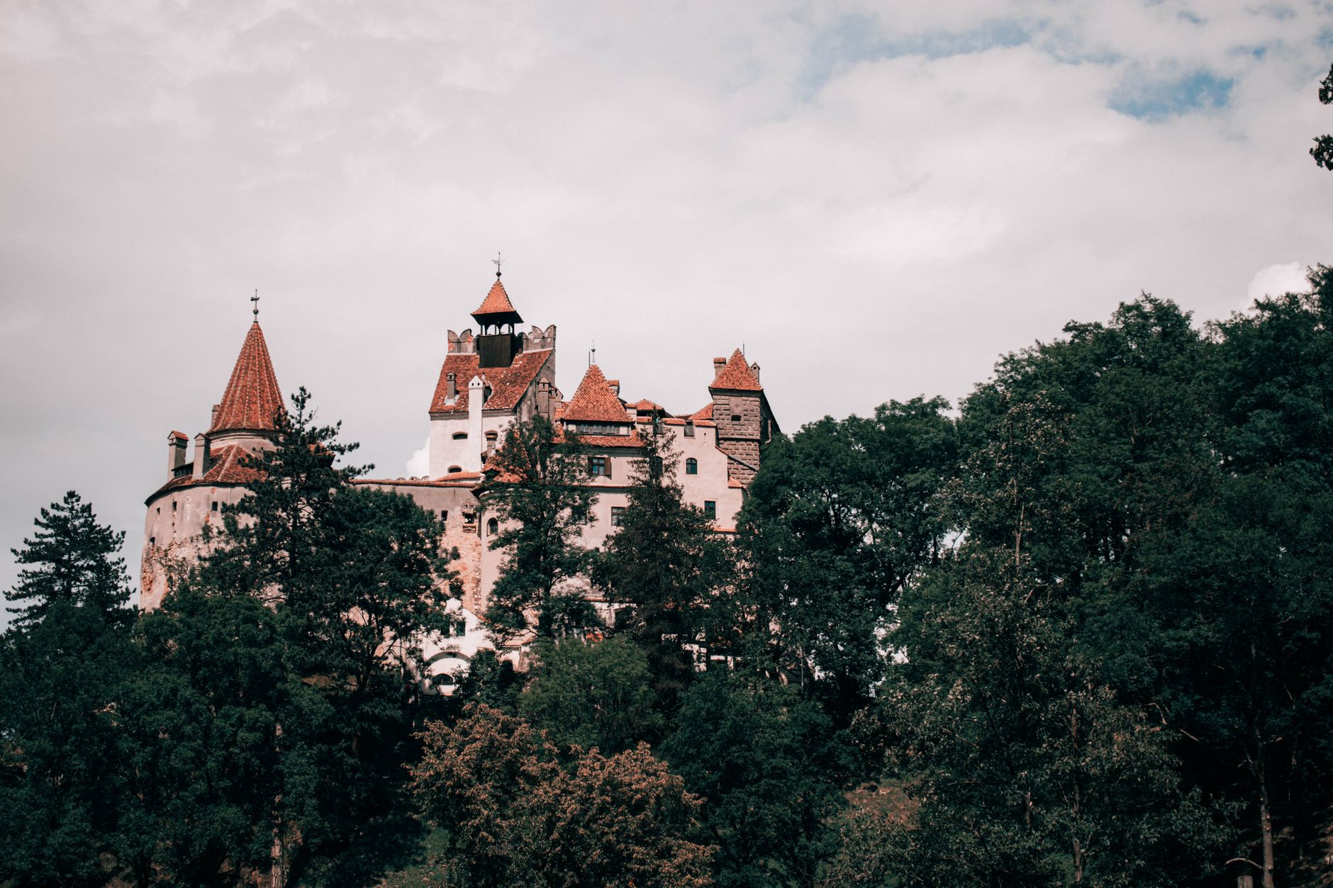 Hrad Bran v Transylvánii na zalesněném kopci pod horami, takzvaný Drakulův hrad