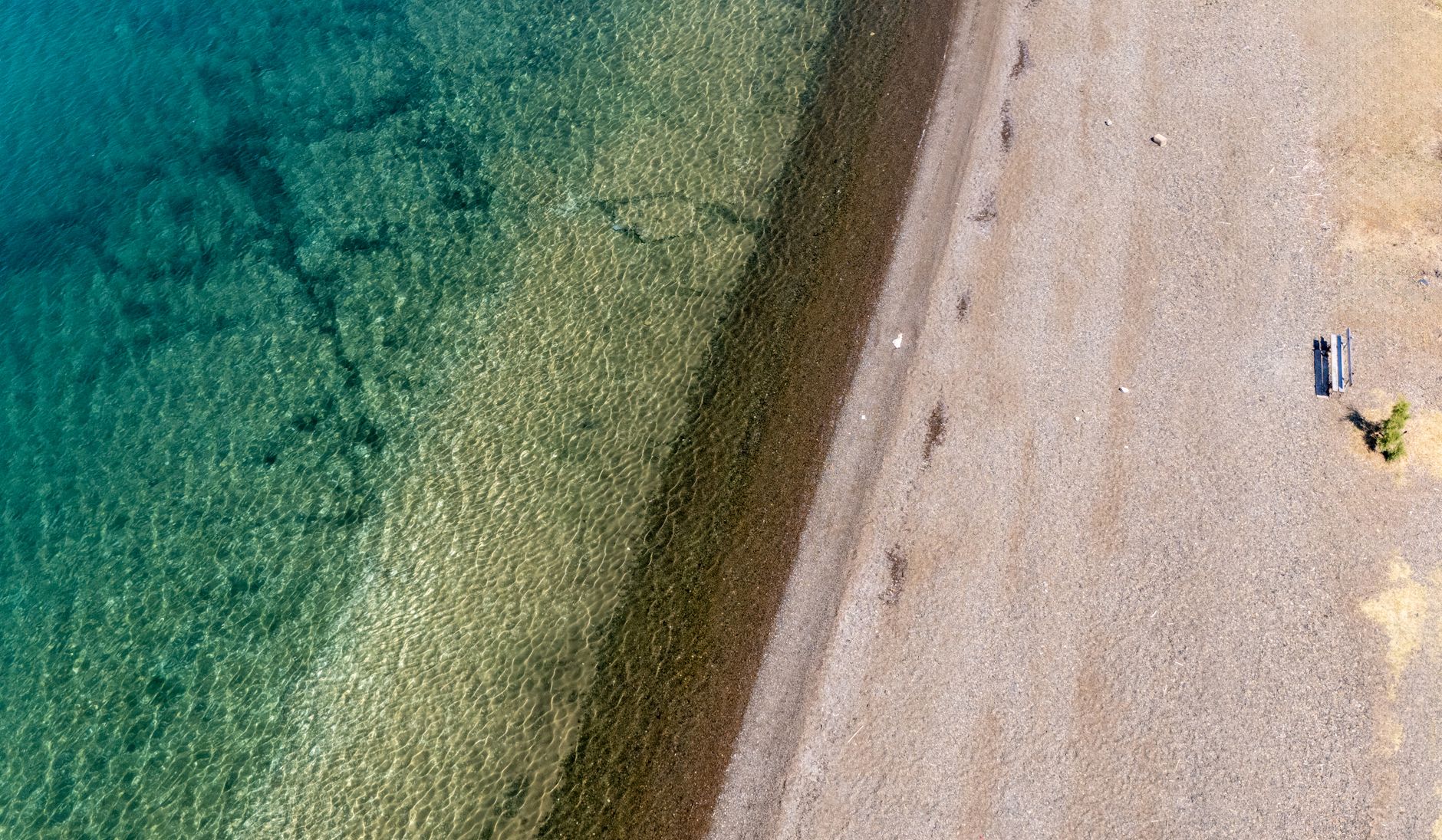 Dlouhá písečná pláž v zálivu Pampelonne u Saint-Tropez s tyrkysovým mořem