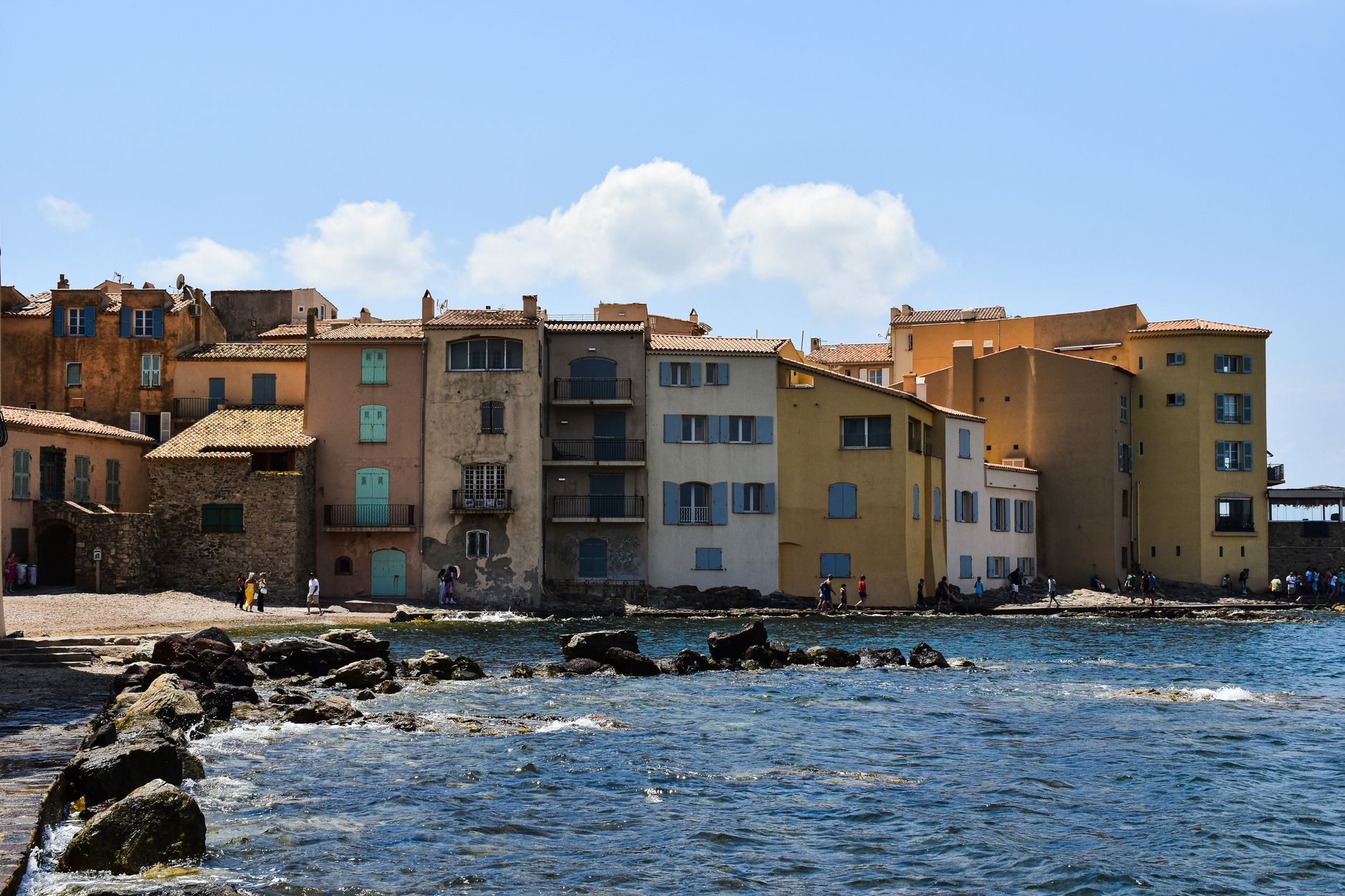 Vesnice Gassin na kopci nad zálivem Saint-Tropez obklopená vinicemi