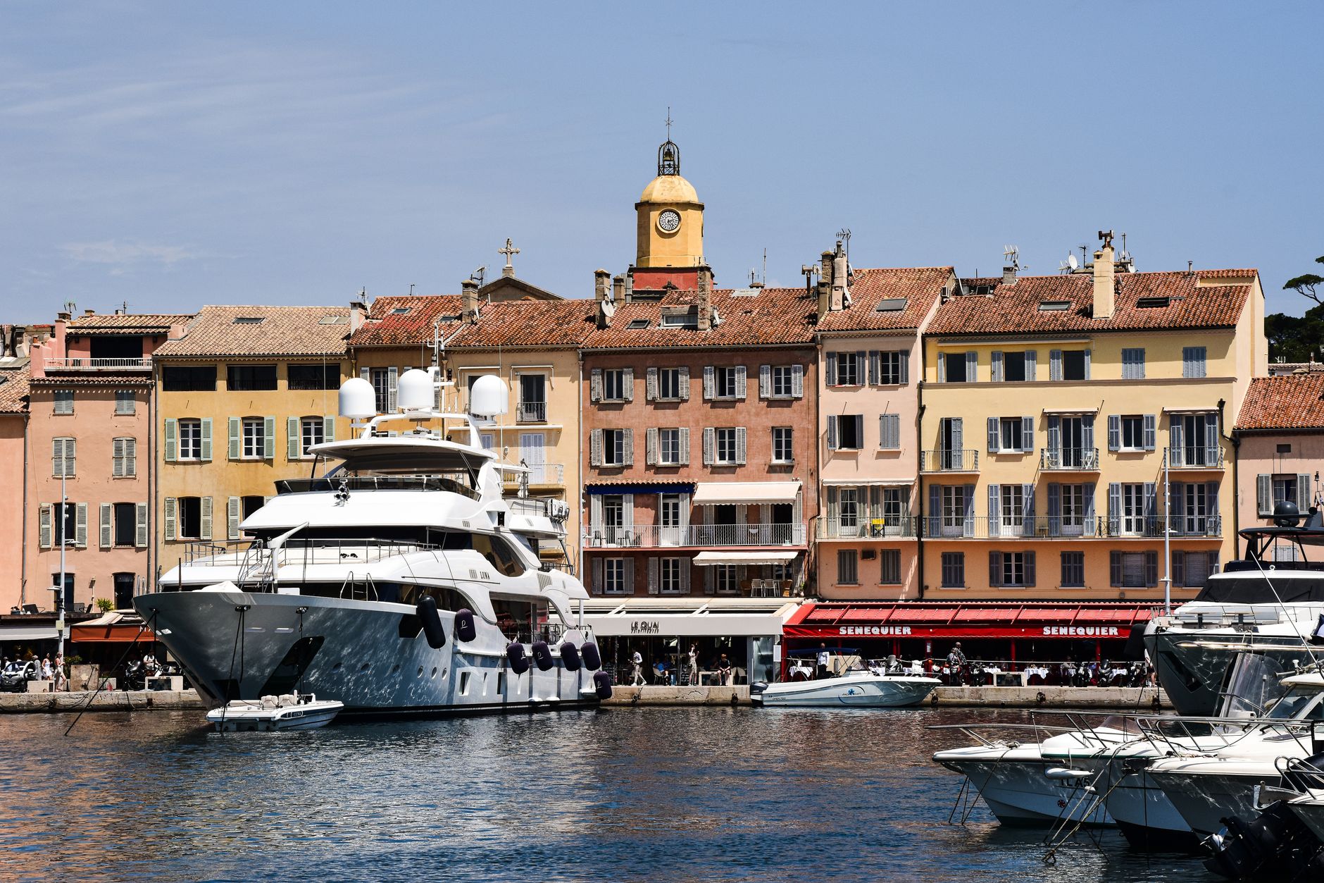 Plachetnice a luxusní jachty kotvící ve starém přístavu Saint-Tropez