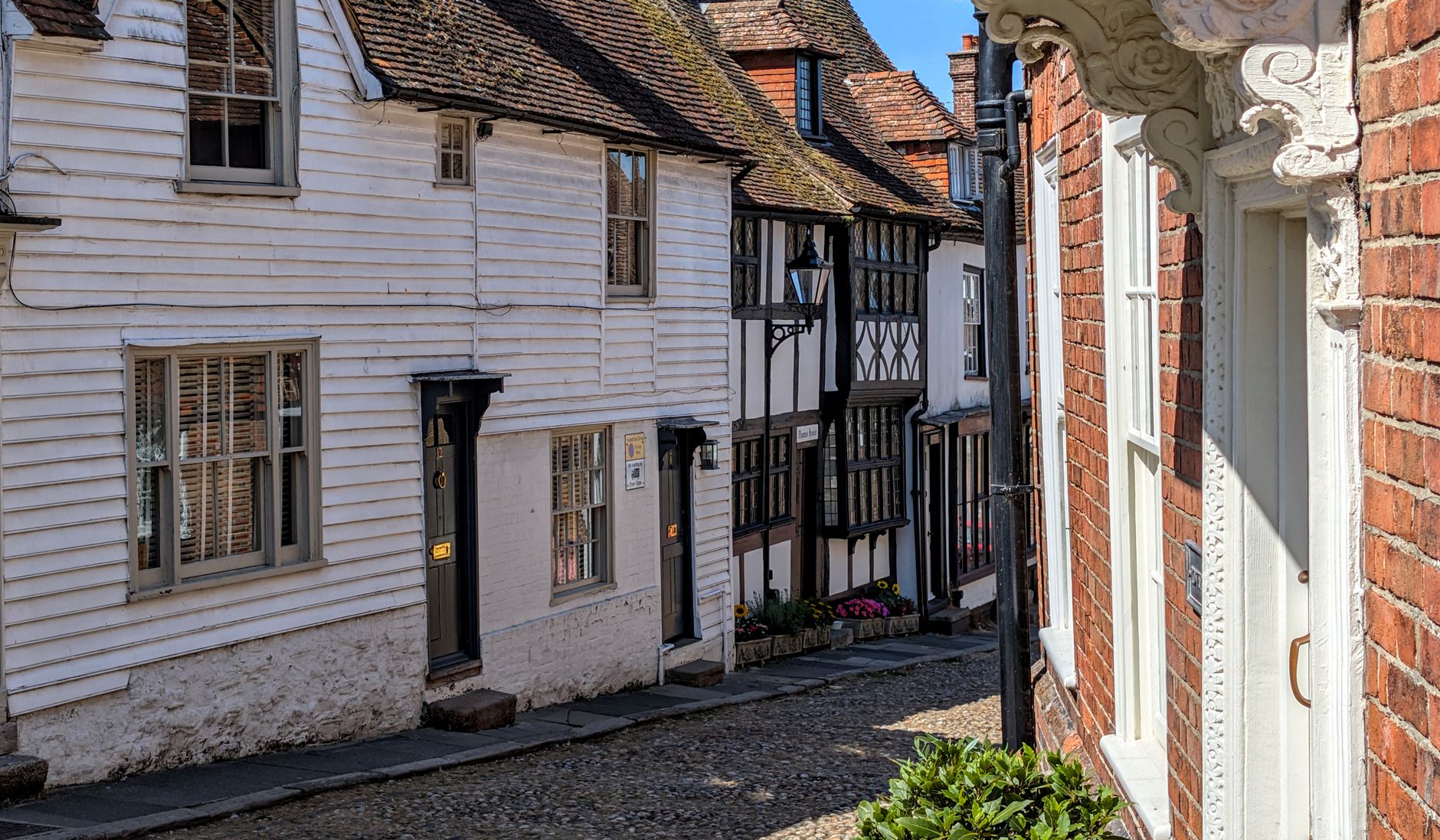 Hrázděné historické domy a dlážděná ulice v centru Salisbury