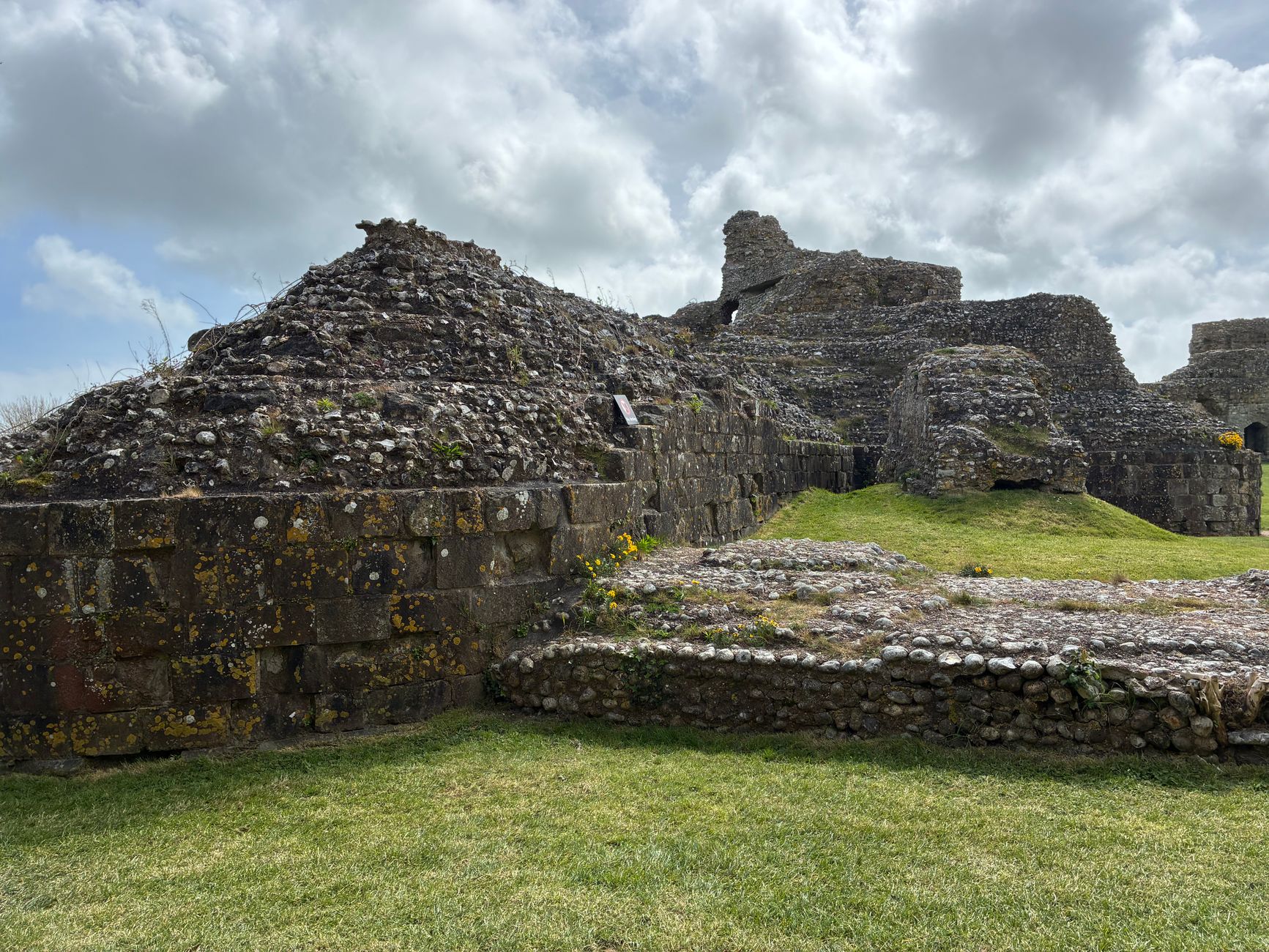 Travnaté valy a zbytky prehistorické pevnosti Old Sarum nad krajinou Wiltshire