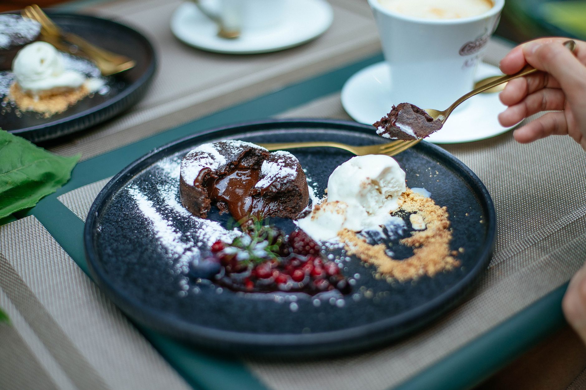 Salzburger Nockerl, sladký pěnový rakouský dezert posypaný cukrem na talíři