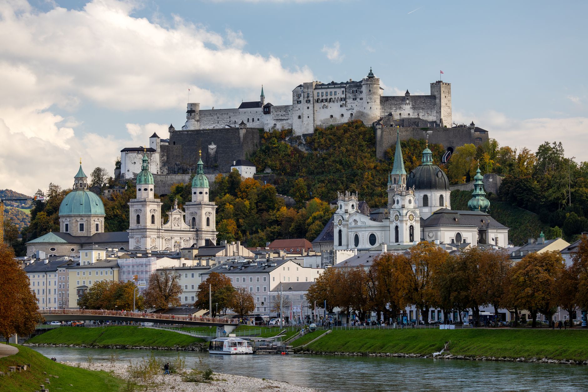 Panorama Salzburgu s pevností Hohensalzburg nad starým městem a řekou Salzach