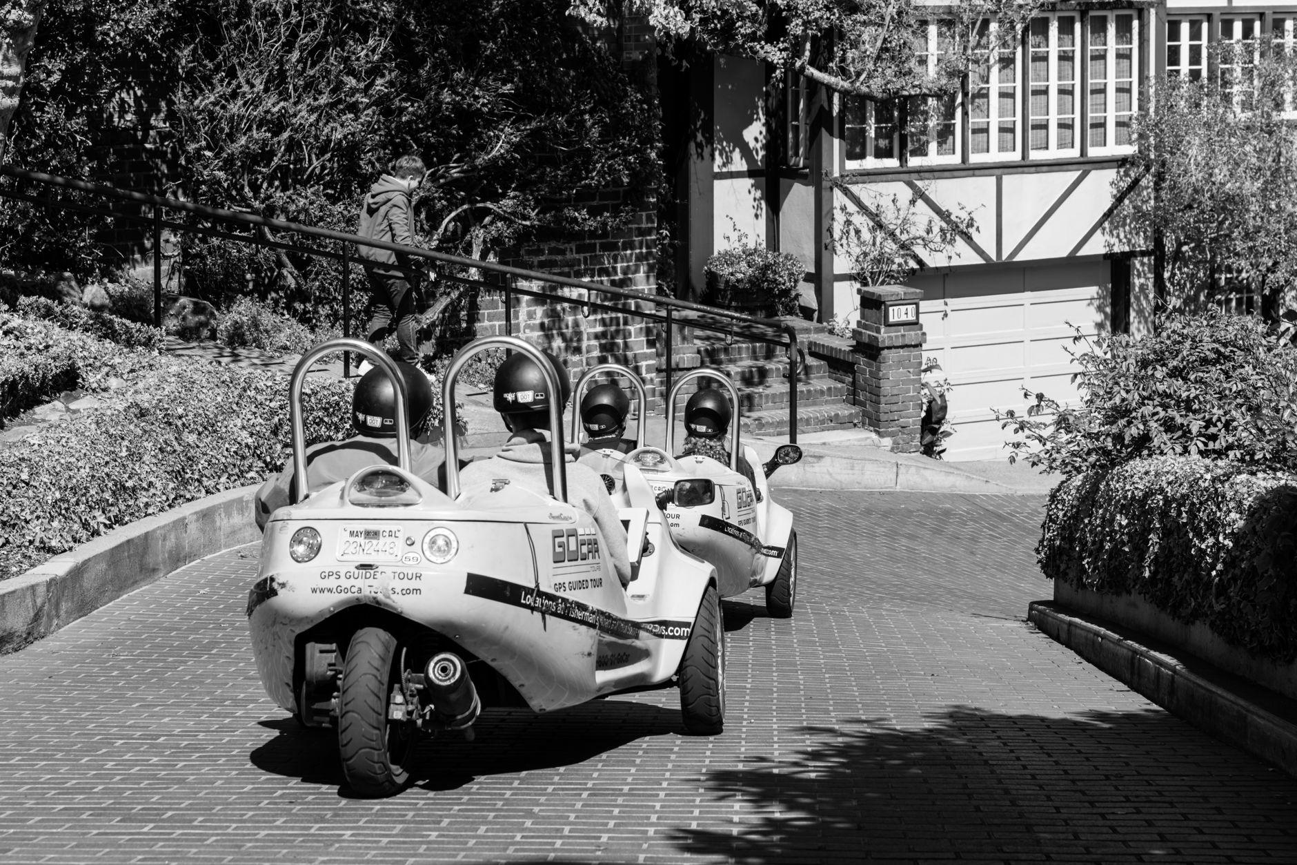 Klikatá Lombard Street v San Franciscu se serpentinami a květinovými záhony