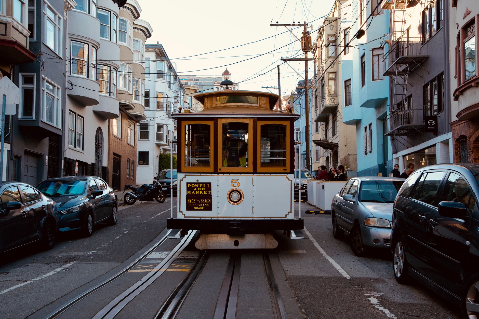Historická kabelová tramvaj cable car stoupá strmou ulicí v San Franciscu