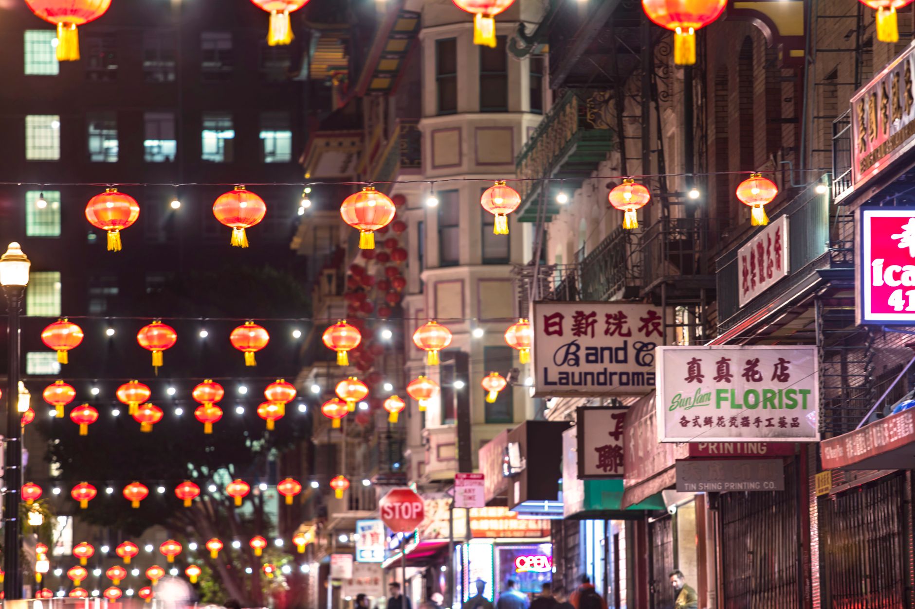 Brána Dragon Gate u vstupu do čínské čtvrti Chinatown v San Franciscu s lampiony