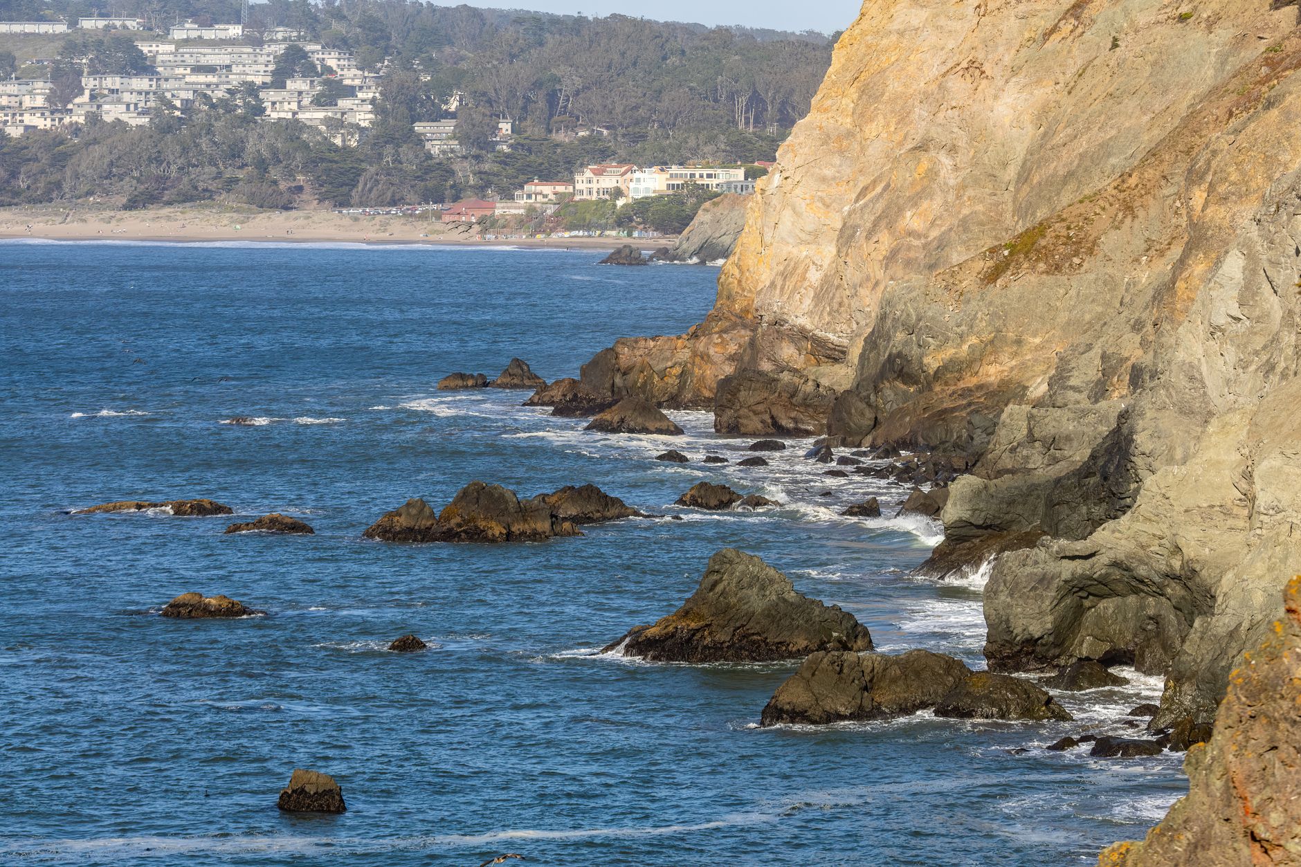 Pobřežní stezka Land's End v San Franciscu s výhledem na oceán a skalnaté pobřeží