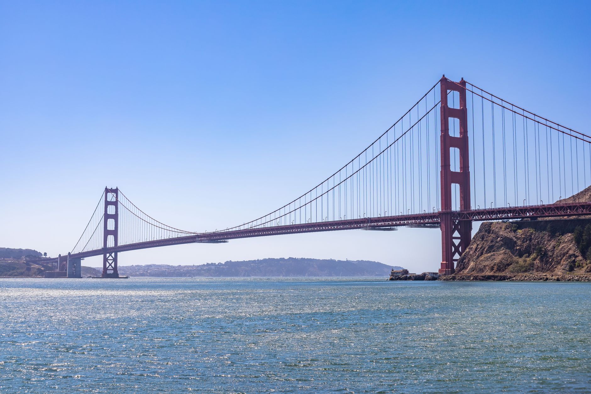 Most Golden Gate Bridge v San Franciscu nad zálivem za jasného dne