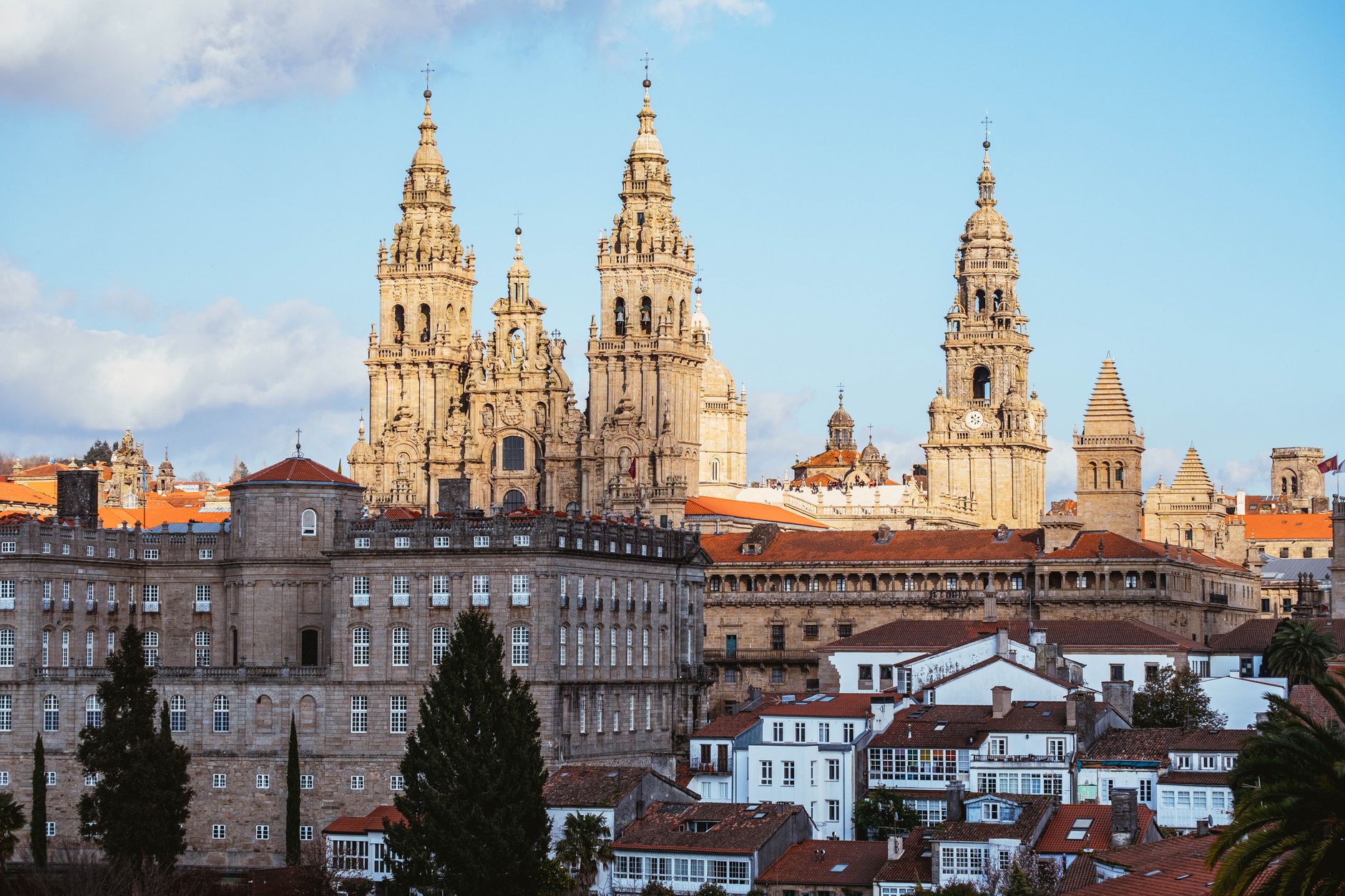 Katedrála Santiaga de Compostela s barokním průčelím nad náměstím Obradoiro v Galicii