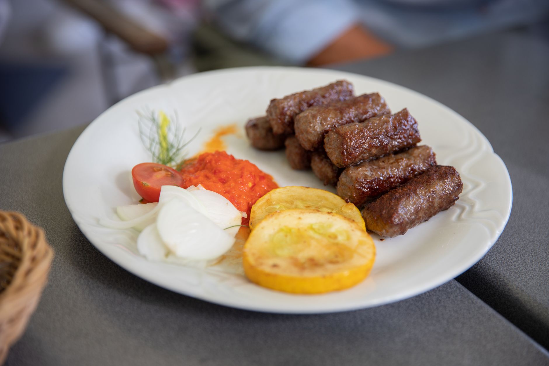 Talíř bosenských ćevapi s chlebovou plackou somun a cibulí