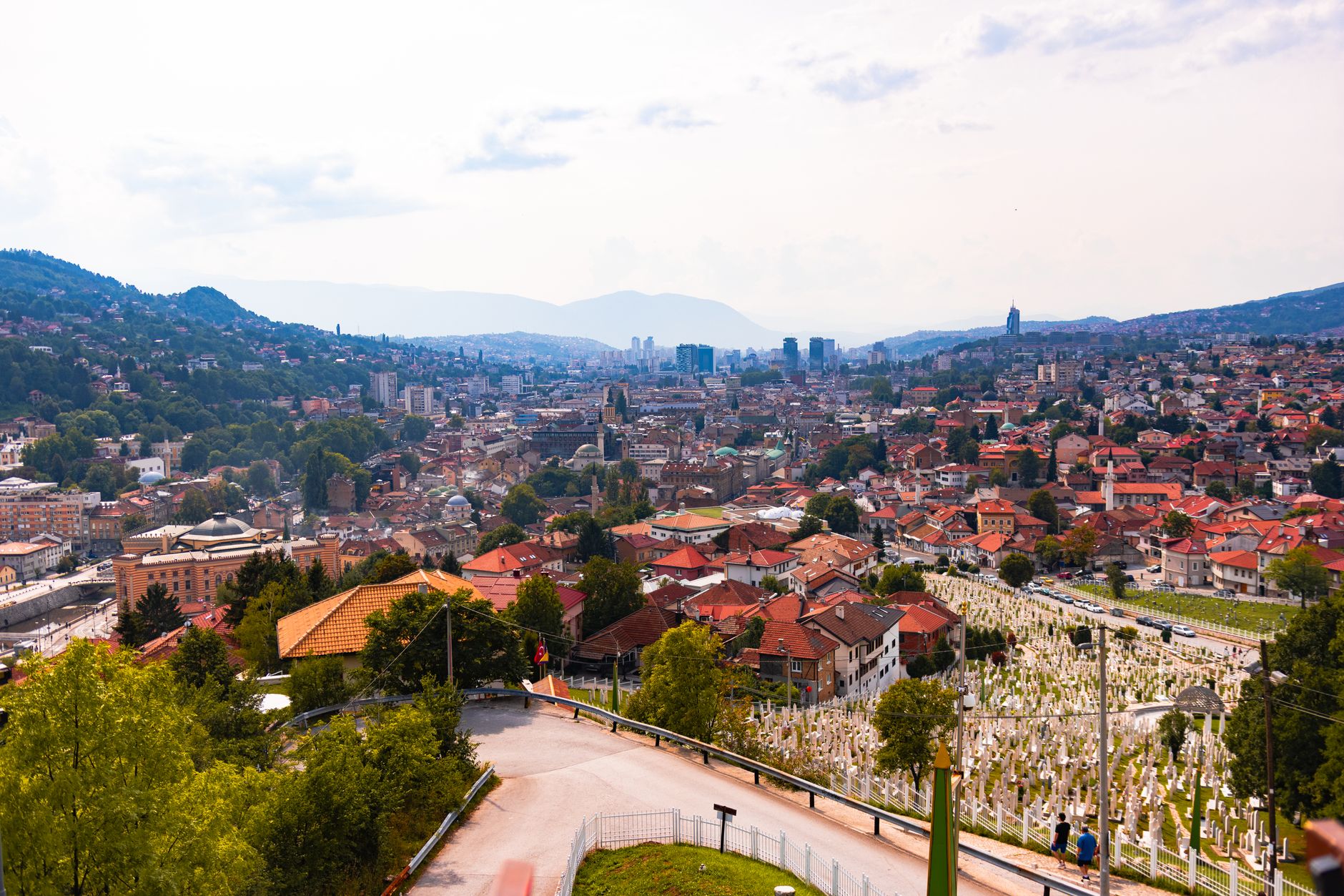 Panorama Sarajeva s minarety a kopci nad starým městem v údolí řeky Miljacky