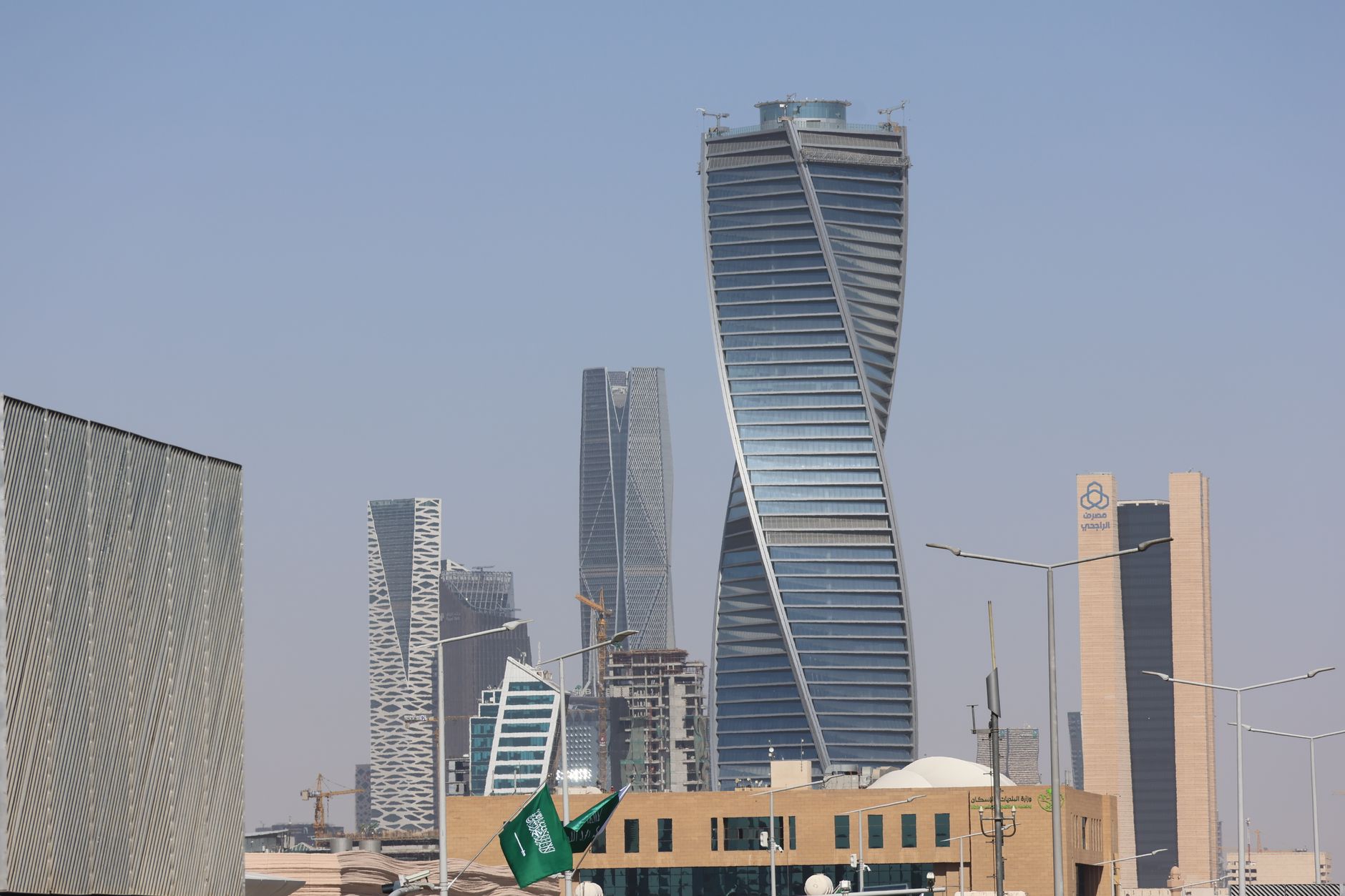 Panorama mrakodrapů Rijádu s věží Kingdom Centre za soumraku