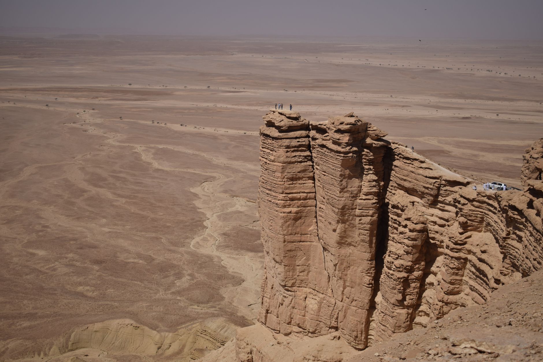 Útes Edge of the World Jebel Fihrayn s dramatickým srázem pouštní plošiny u Rijádu