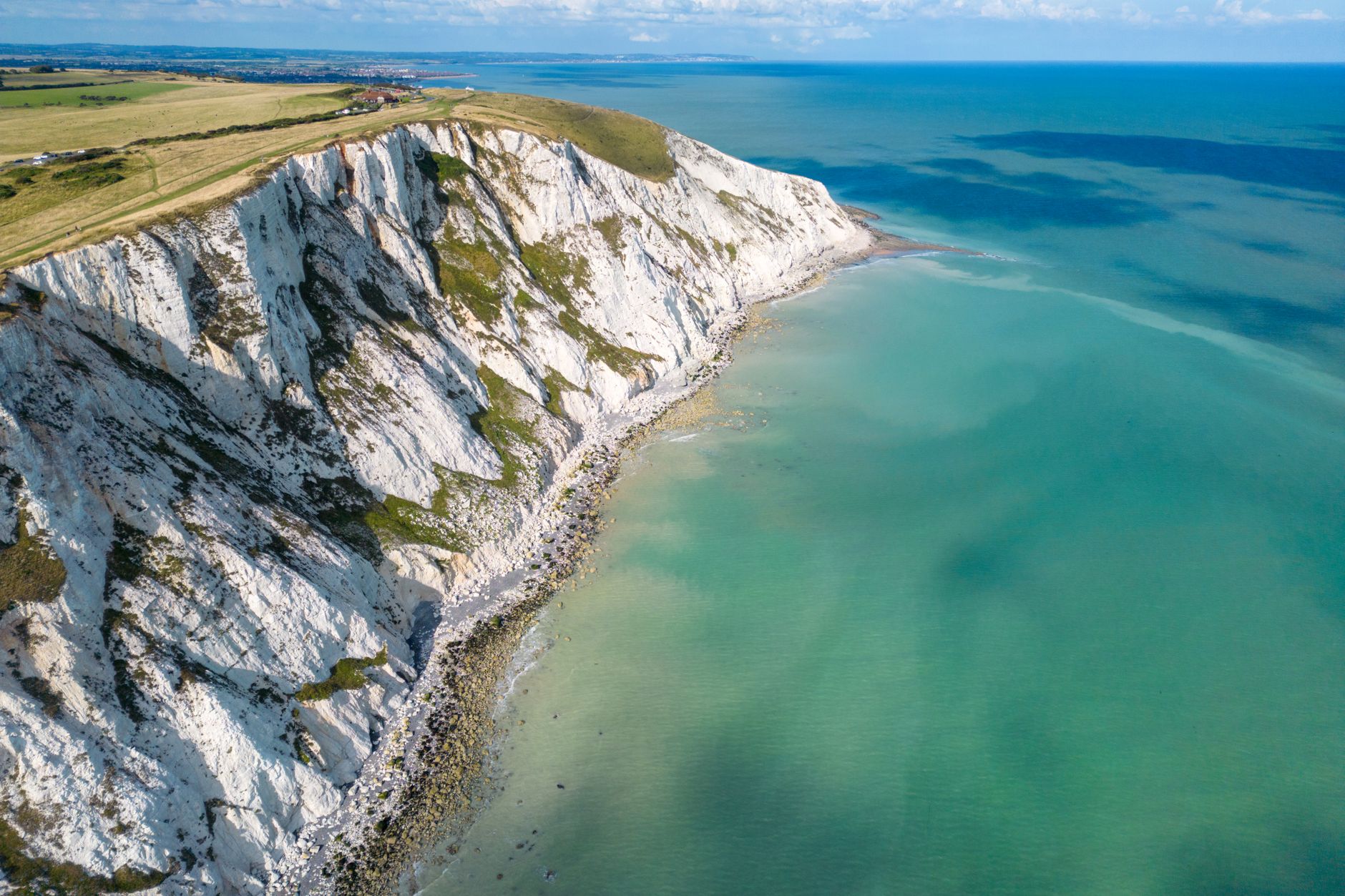 Meandry řeky Cuckmere klikatící se zeleným údolím Cuckmere Haven k moři