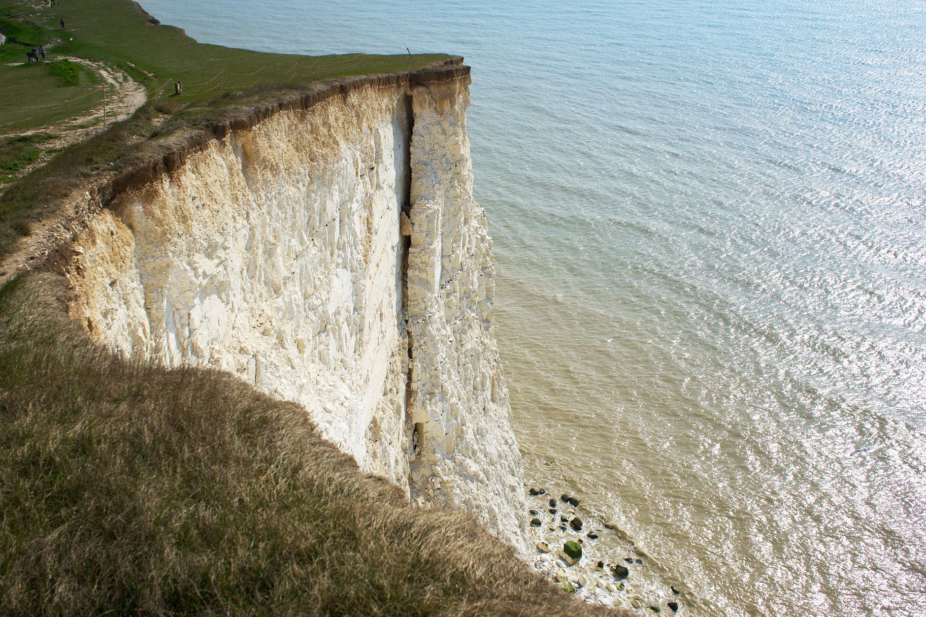 Kovové schody vedoucí dolů na oblázkovou pláž Birling Gap pod bílými útesy