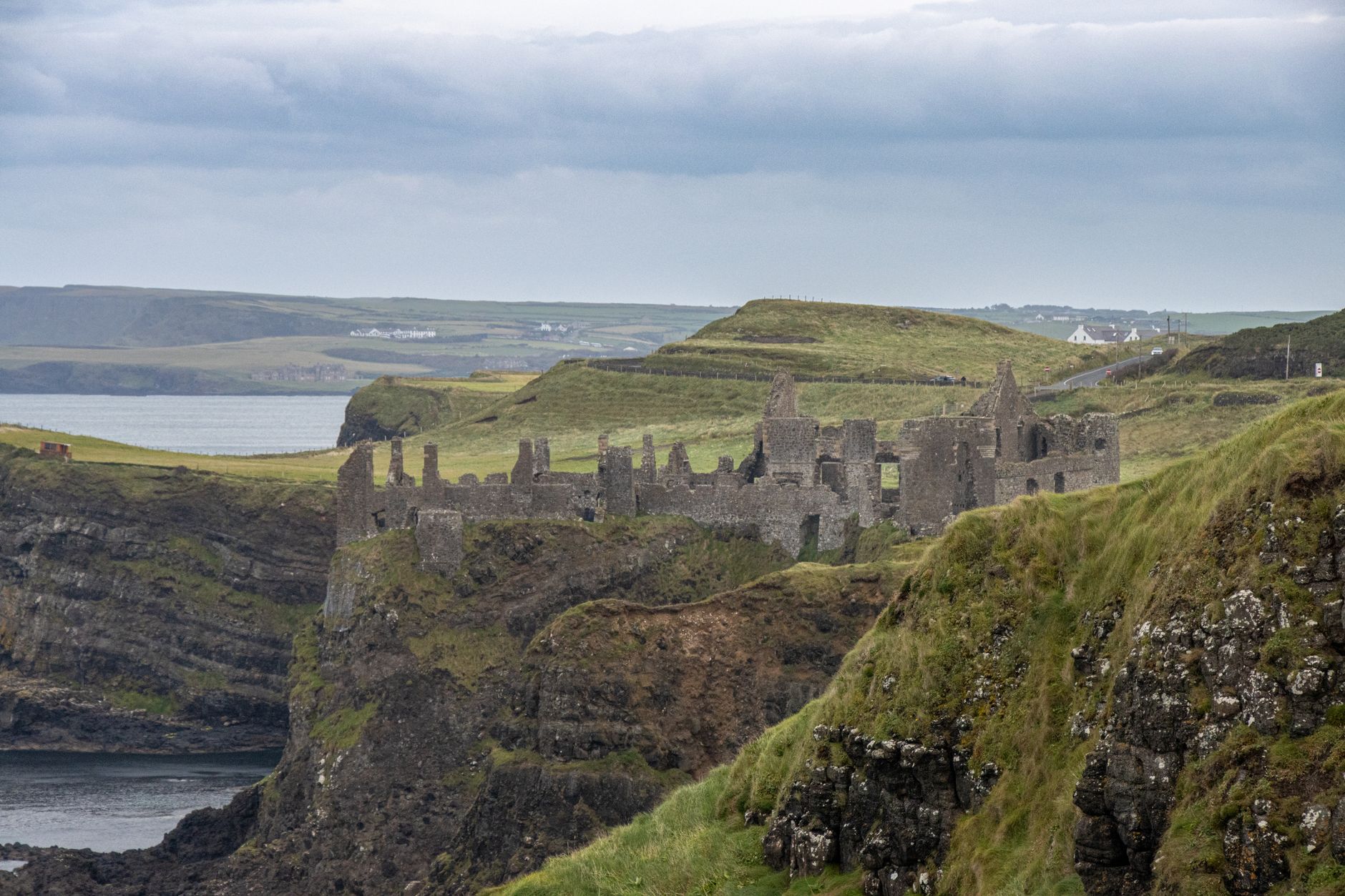 Zřícenina hradu Dunluce na okraji mořského útesu na severním pobřeží Severního Irska