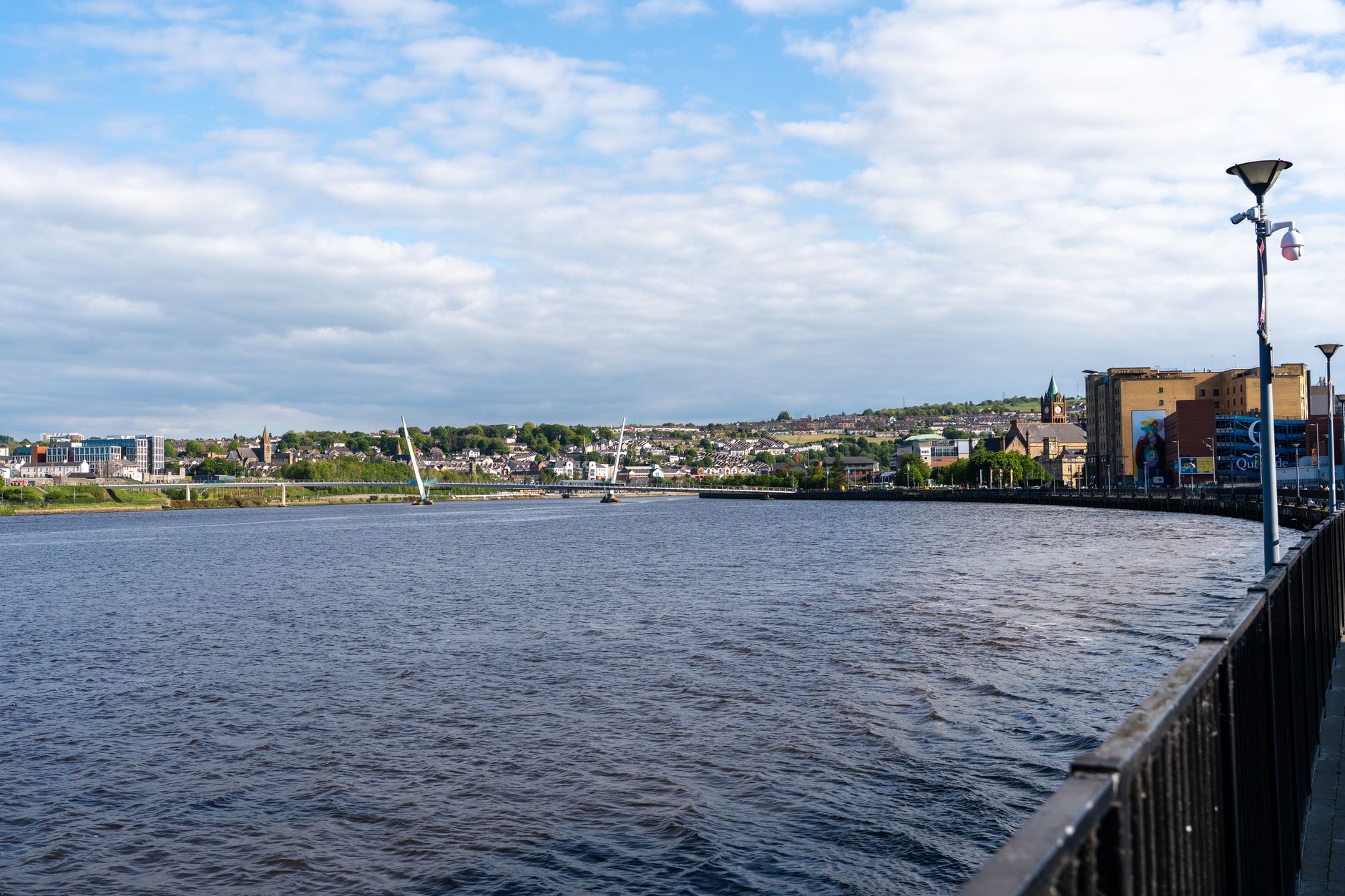 Středověké hradby města Derry Londonderry s historickými děly v Severním Irsku