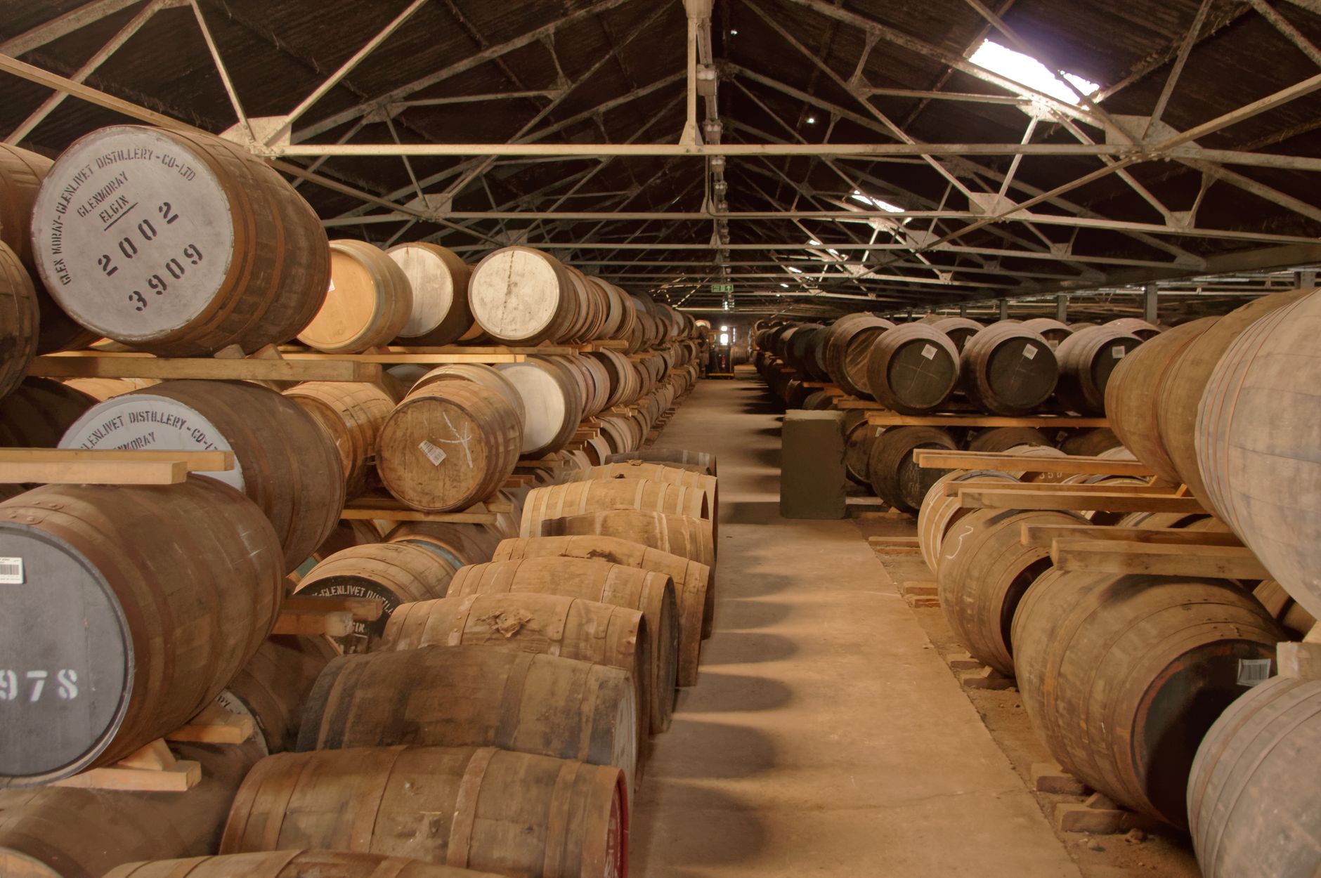 Tradiční severoirská whiskey v palírně Bushmills se sudy v pozadí
