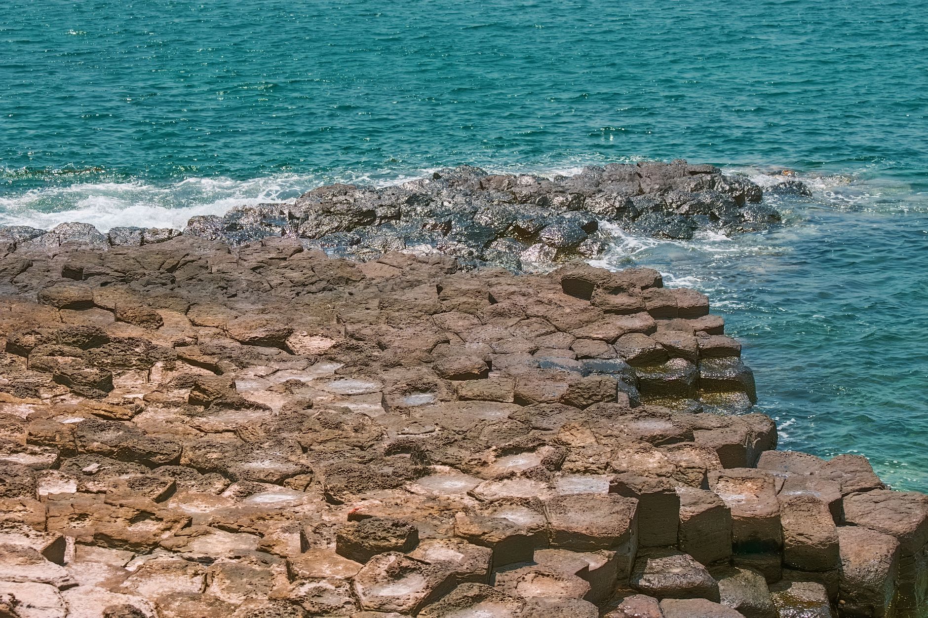Čedičové sloupy Obřího chodníku Giants Causeway na pobřeží Severního Irska za soumraku