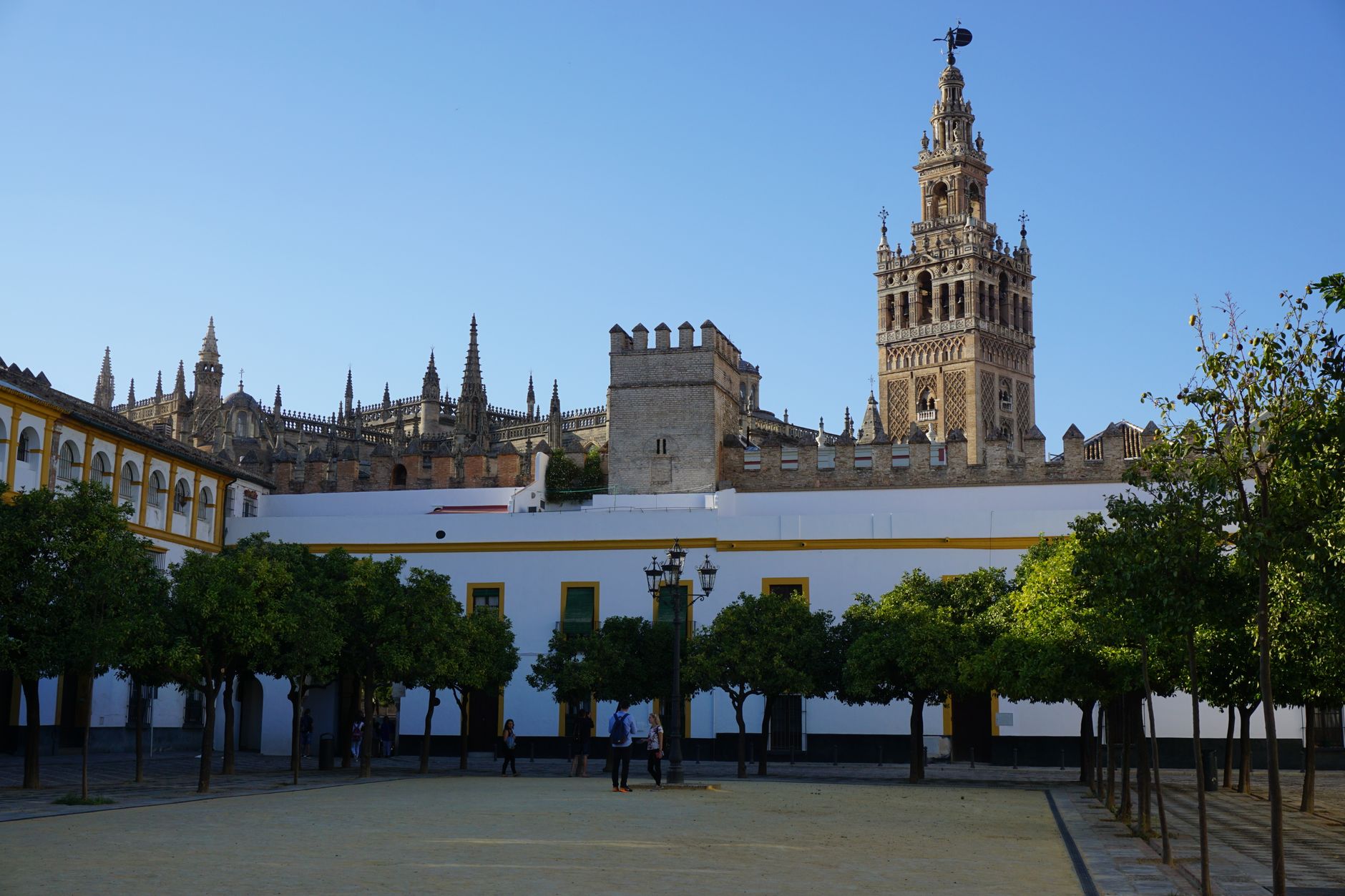 Věž Giralda a sevillská katedrála za slunečného dne