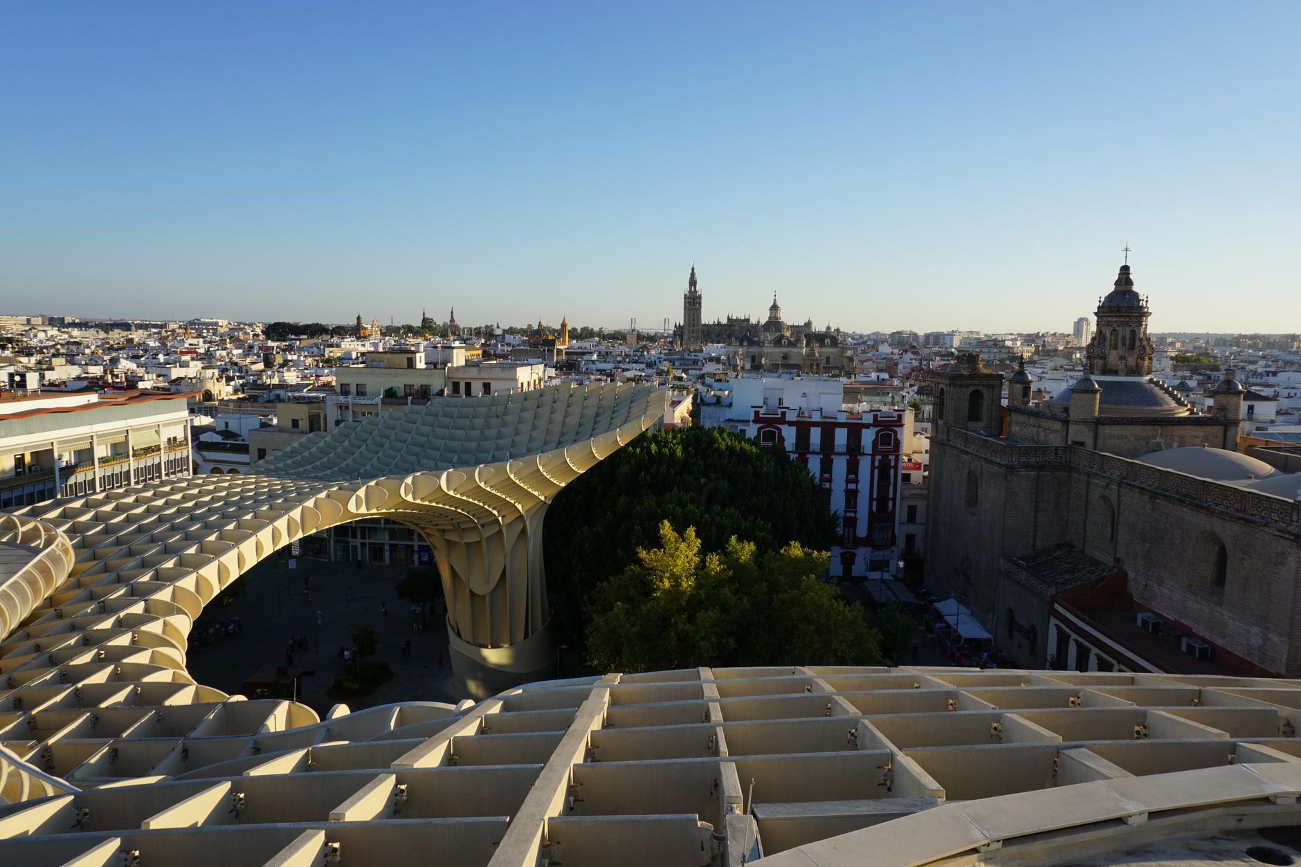 Panorama Sevilly s katedrálou a věží Giralda nad střechami historického centra
