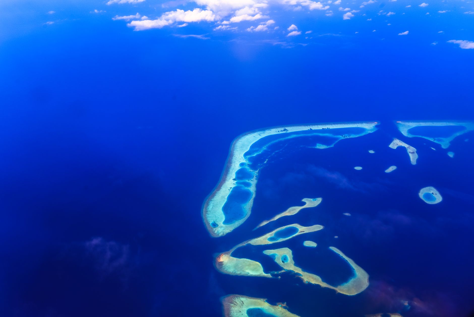 Letecký pohled na zelený ostrov, korálový útes a tyrkysovou lagunu na Seychelách