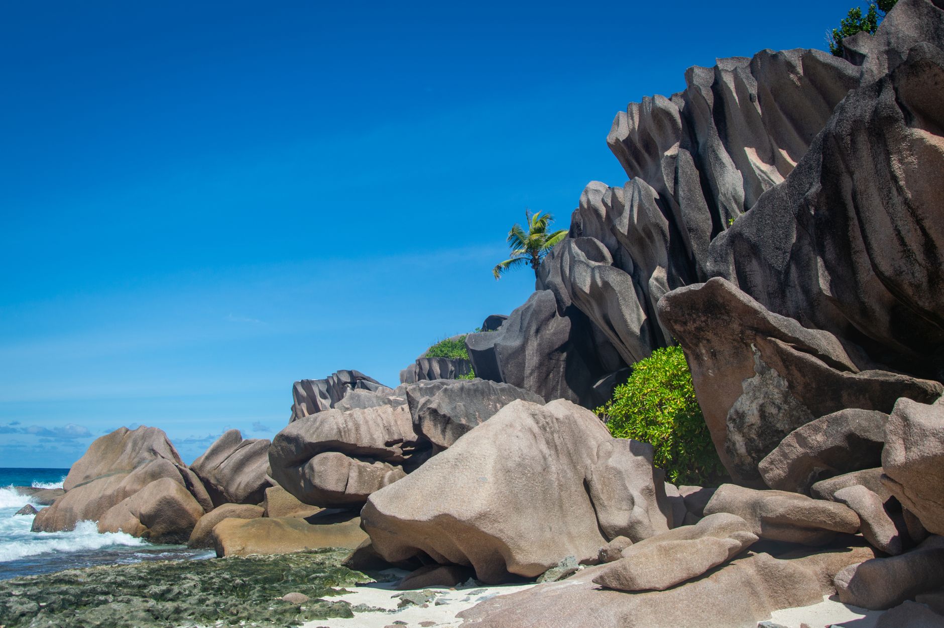 Žulové balvany a tyrkysové moře na pláži Anse Source d'Argent na ostrově La Digue na Seychelách