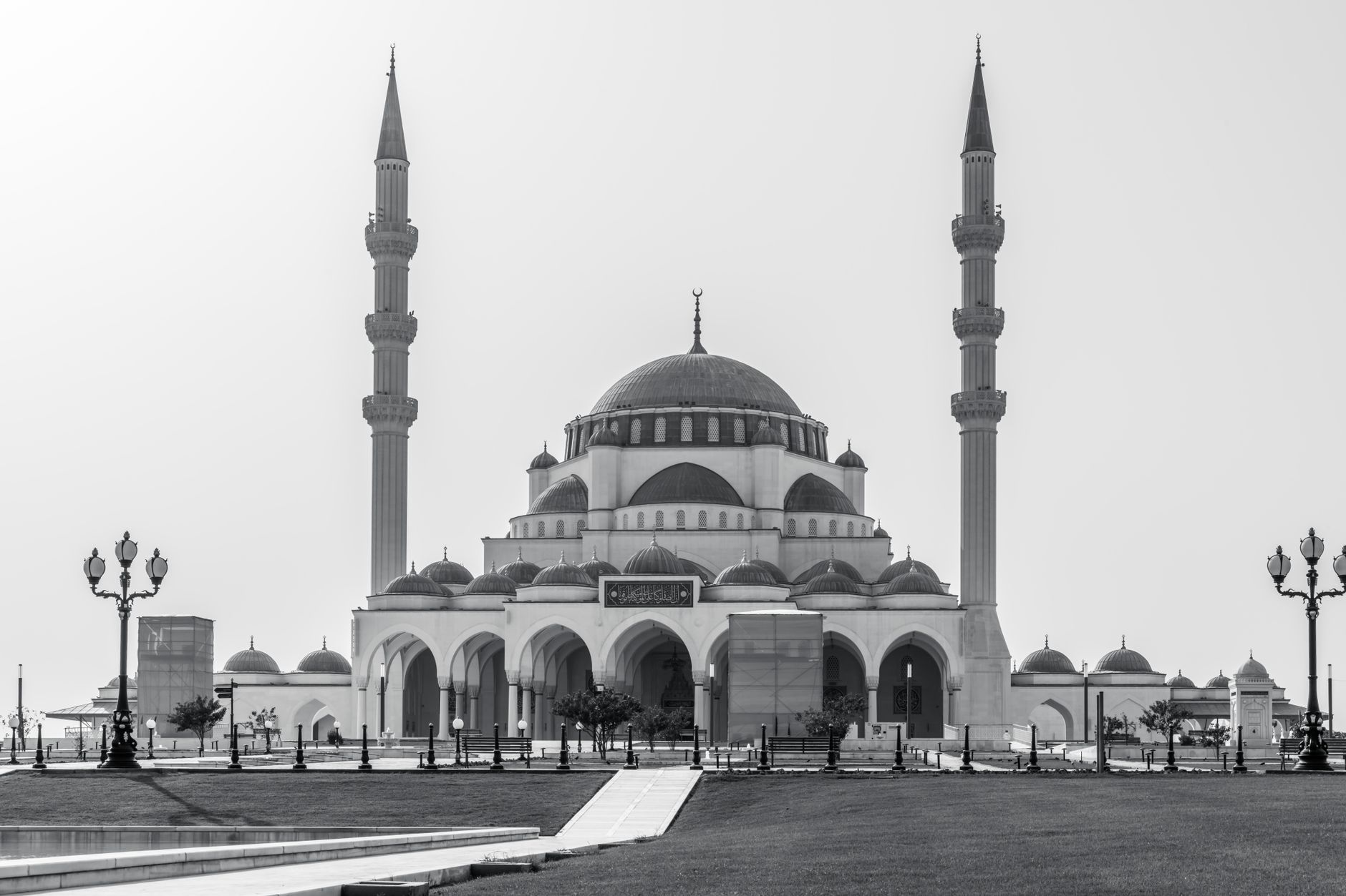 Mešita Al Noor v Sharjah s bílými kopulemi a minarety u laguny Khalid