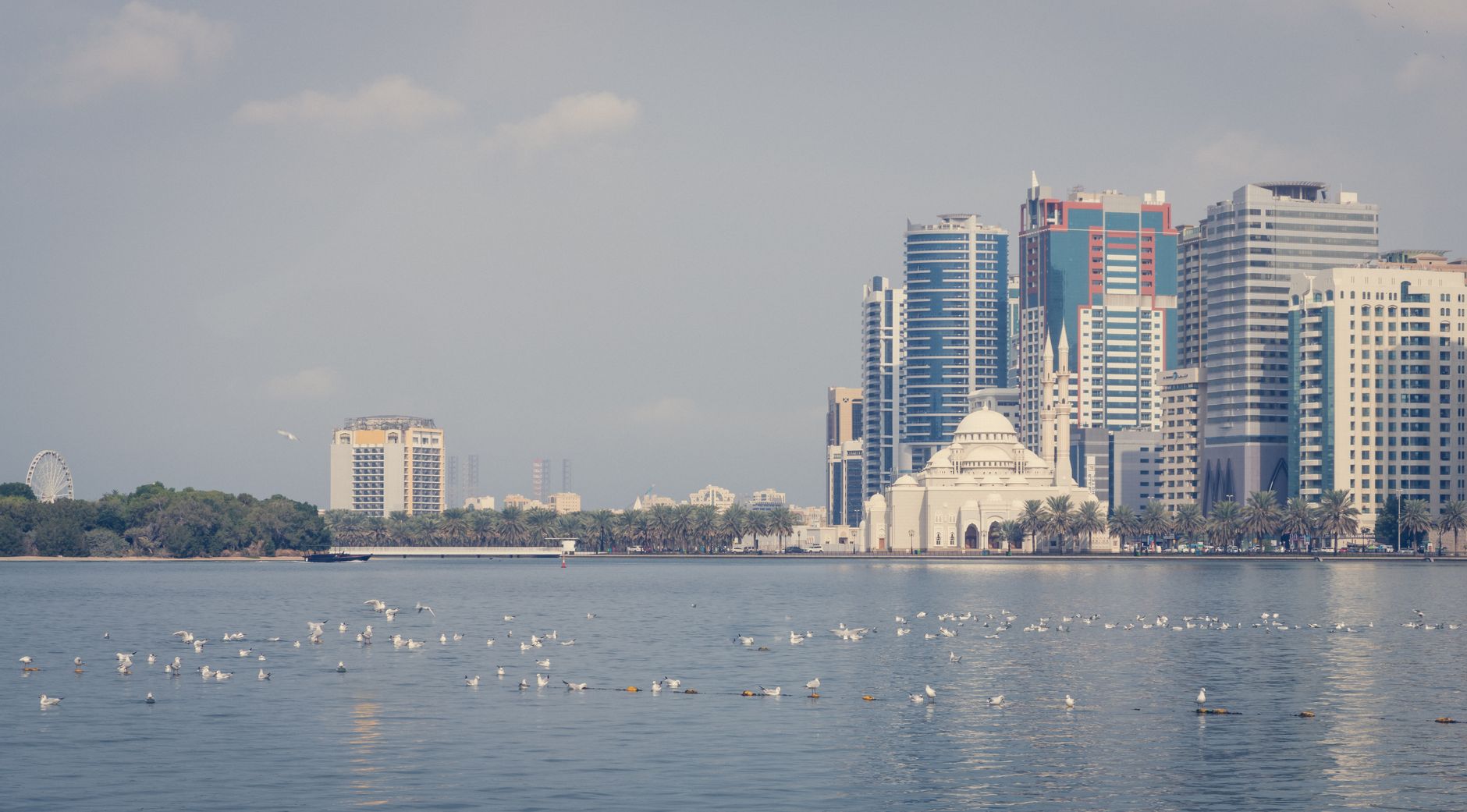 Panorama Sharjah s mešitou Al Noor a laguna Khalid u zálivu při západu slunce