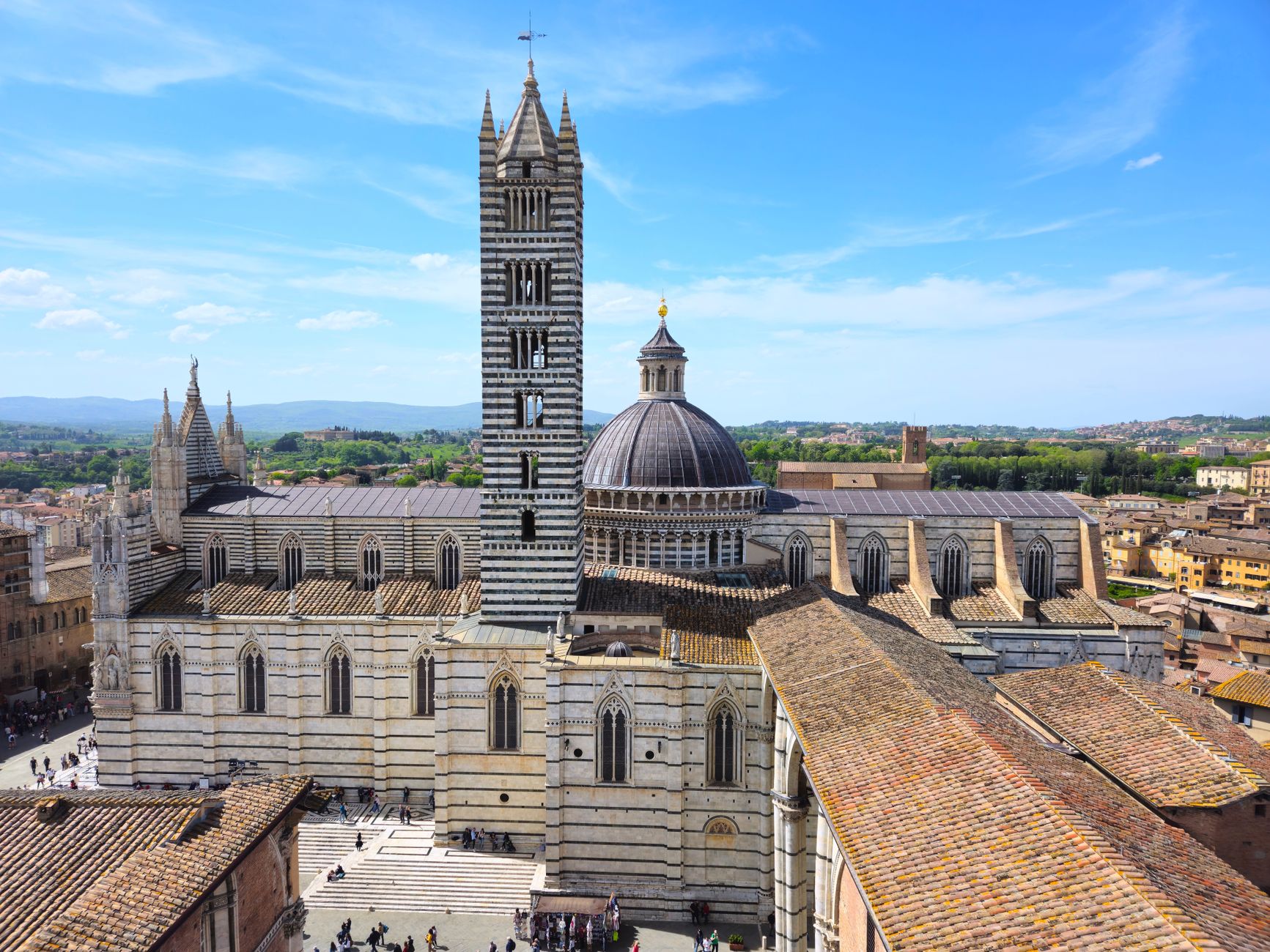 Gotická fasáda katedrály Duomo di Siena z bílého a tmavého mramoru