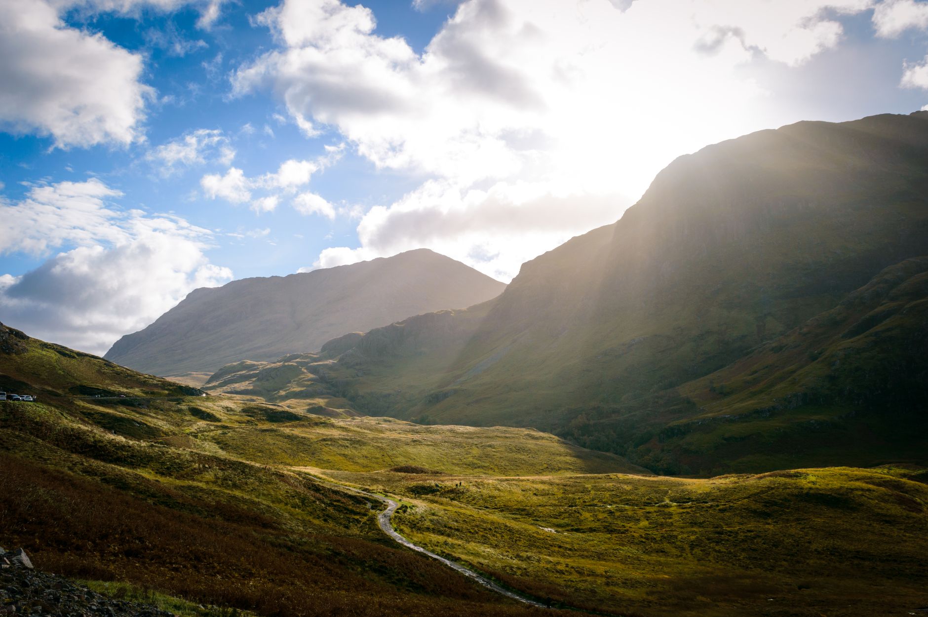 Hrad Eilean Donan na malém ostrově spojený kamenným mostem s pevninou ve Skotsku